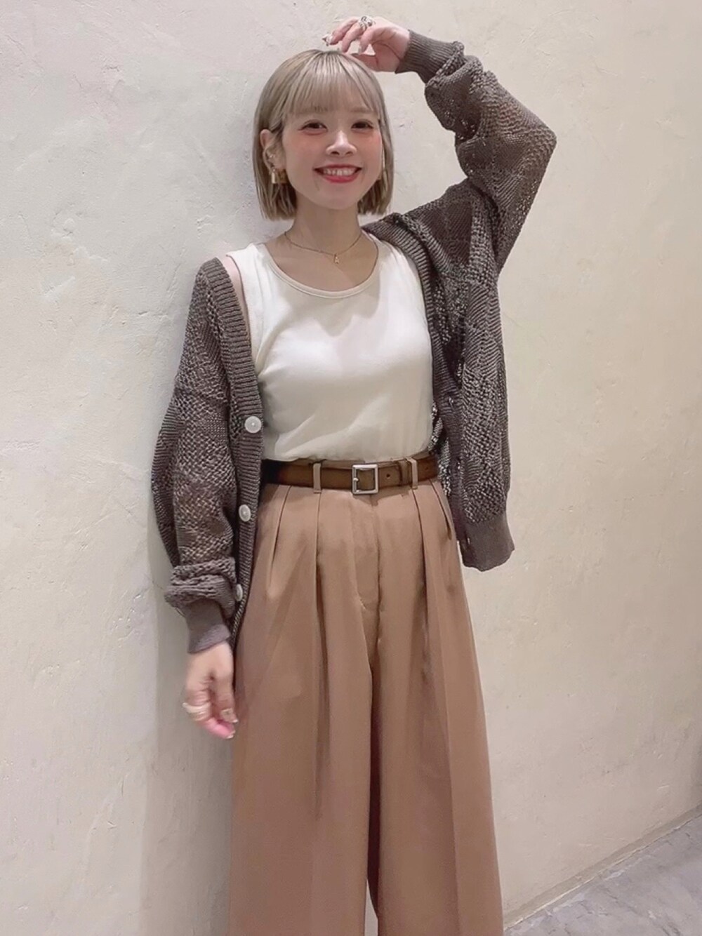 「春服、オトナカジュアル、キレイめカジュアル、パンツスタイル、タックパンツ、カーディガン、ベルト、カンフーシューズ、ブラウンコーデ、ブラウン」｜「niko and...のルームドライ/カップ付きタンクトップ（タンクトップ、ベージュ系）」を使った、みきてぃ24さん（骨格ウェーブ・レディース・158cm）の春コーディネートの1枚目の写真