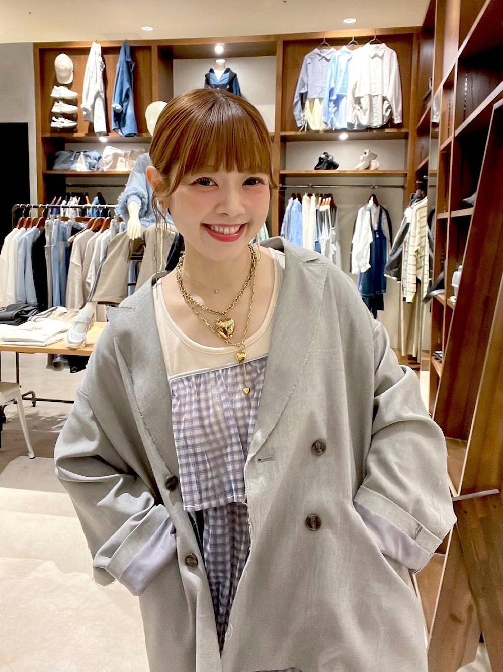 「着痩せ・細見え、体型カバー、ナチュラル、ママコーデ、春コーデ、カジュアル、niko and ...、淡色コーデ、Over40スタッフ、大人カジュアル、ジャケット、ジャケットスタイル、キャミソール、パンツ、スニーカー」｜「niko and...のホヅホヅBIGダブルジャケット（テーラードジャケット、グレー系）」を使った、みきてぃ24さん（レディース・158cm）の春コーディネートの1枚目の写真