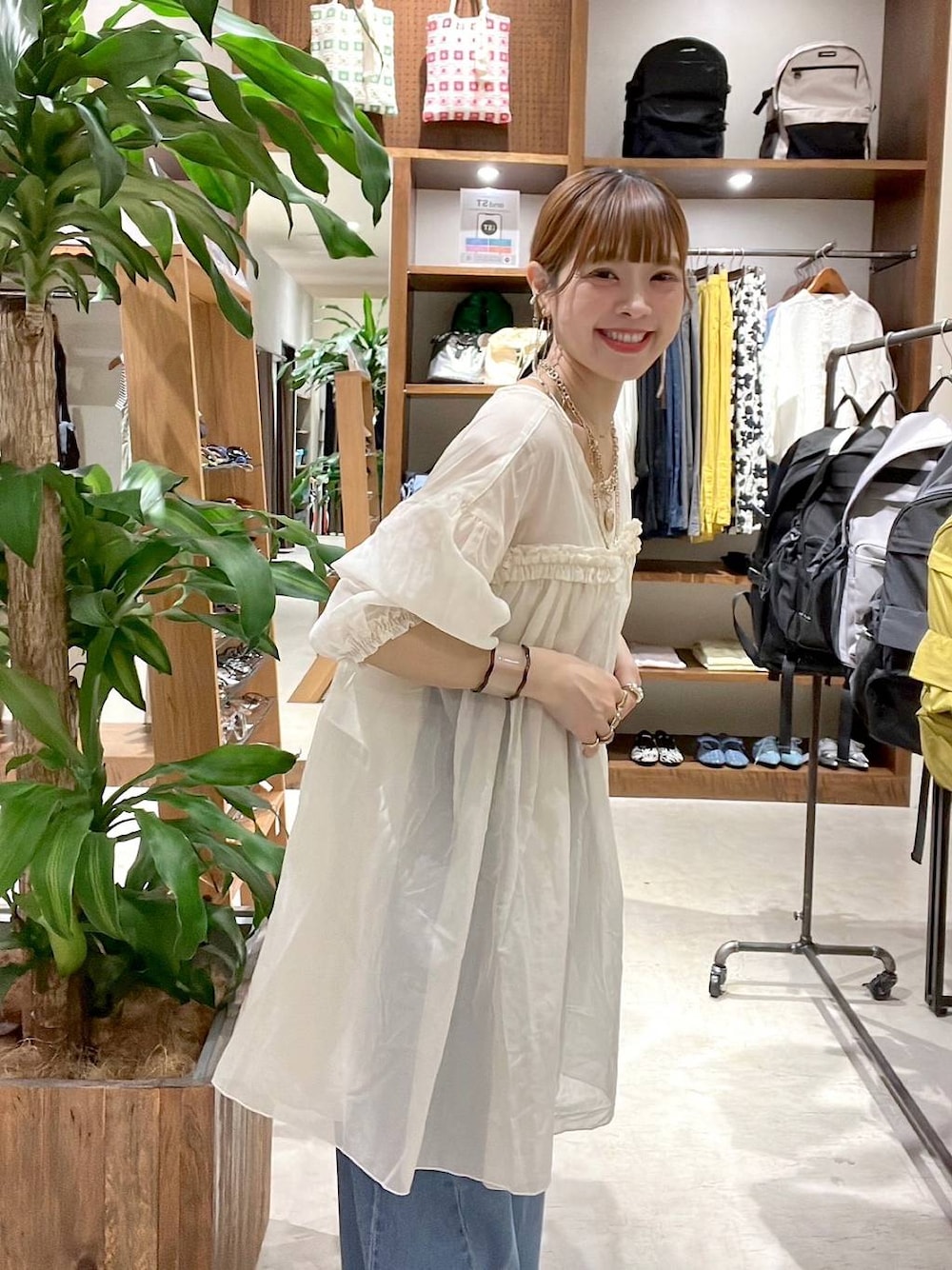 「着痩せ・細見え、体型カバー、ナチュラル、ママコーデ、春コーデ、夏コーデ、カジュアル、niko and ...、淡色コーデ、Over40スタッフ、大人カジュアル、ワンピース、デニムパンツ、パンツ、パンプス」｜「niko and...の【竹下玲奈×NAVYS】コラボ ホックアジャストパンツ（その他パンツ、ブルー系）」を使った、みきてぃ24さん（レディース・158cm）の春コーディネートの1枚目の写真