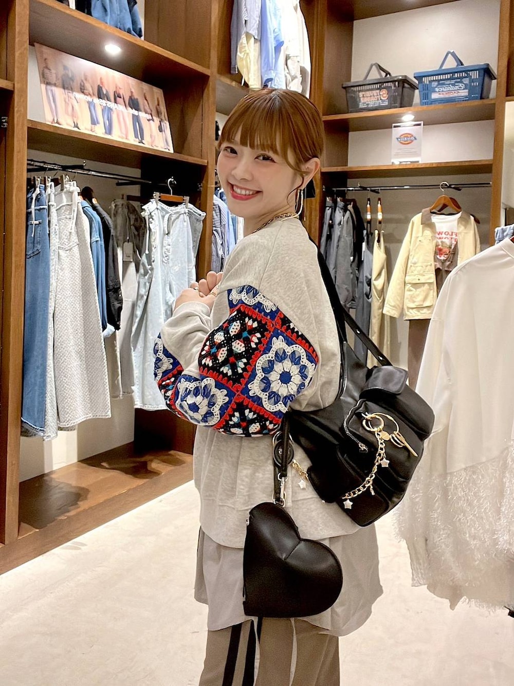 「着痩せ・細見え、体型カバー、パンツ、ショルダーバッグ、ナチュラル、ママコーデ、春コーデ、カジュアル、niko and ...、淡色コーデ、Over40スタッフ、大人カジュアル、スウェット、シャツ、レイヤードスタイル」｜「niko and...の3WAYサイドギャザーシャツ（シャツ/ブラウス、グレー系）」を使った、みきてぃ24さん（レディース・158cm）の春コーディネートの1枚目の写真