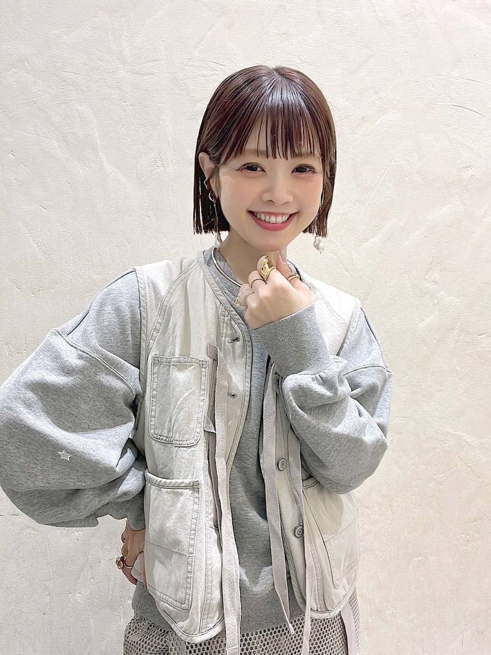 「ベスト、スウェット、デニムパンツ、NKJコーデ_niko and ...、ワントーン、着痩せ・細見え、体型カバー、ナチュラル、ママコーデ、冬コーデ、カジュアル、niko and ...、春コーデ」｜「niko and...のメタリックメッシュラップスカート（スカート、ベージュ系）」を使った、みきてぃ24さん（骨格ウェーブ・レディース・158cm）の冬コーディネートの1枚目の写真