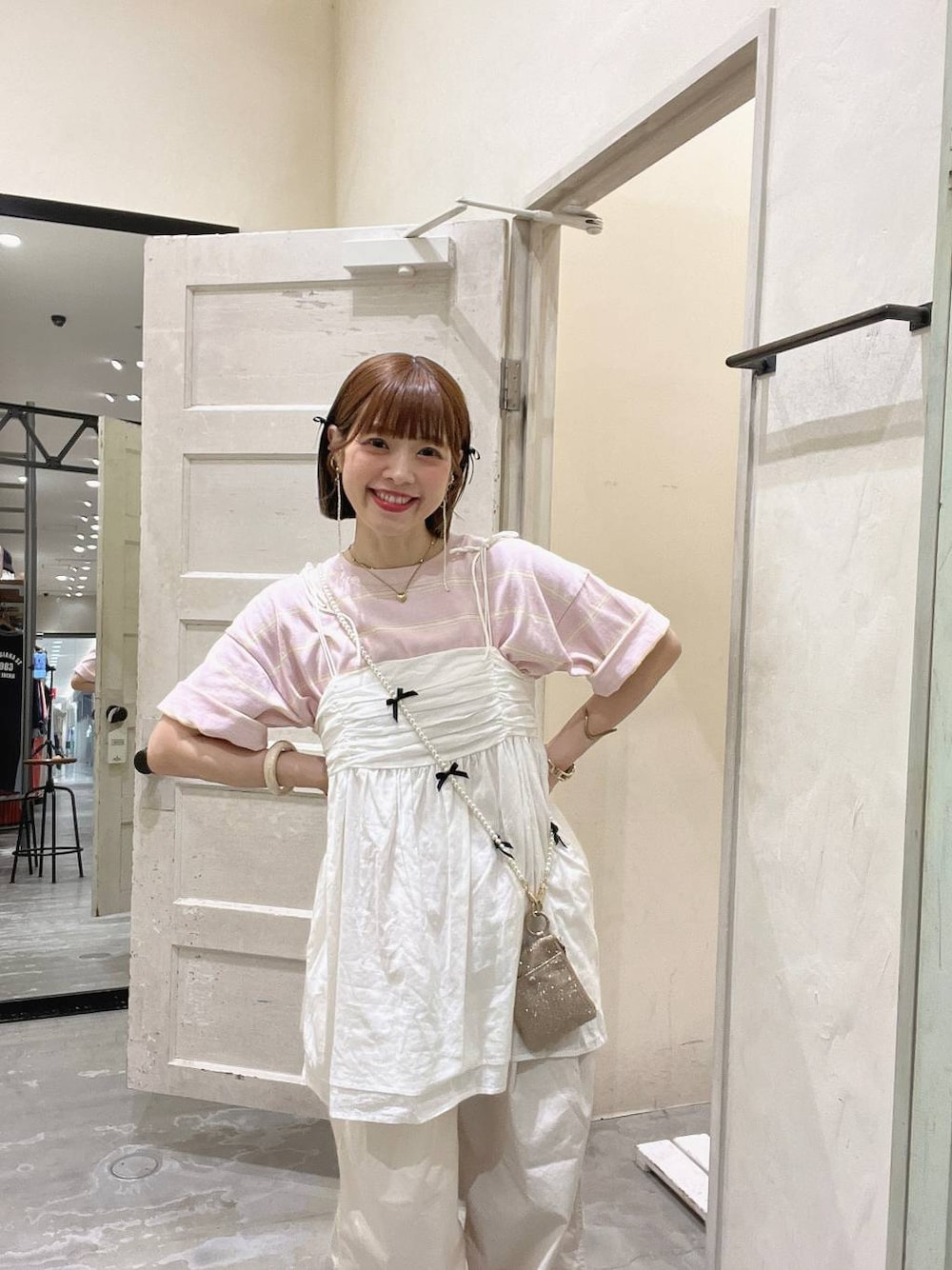 「パンツ、着痩せ・細見え、体型カバー、ナチュラル、ママコーデ、夏コーデ、カジュアル、niko and ...、淡色コーデ、Over40スタッフ、大人カジュアル、Tシャツ、キャミソール、レイヤードスタイル、モバイルグッズ_Me%」｜「Me%のリボンモバイルストラップ　996436（スマホグッズ、ベージュ系）」を使った、みきてぃ24さん（骨格ウェーブ・レディース・158cm）の夏コーディネートの1枚目の写真