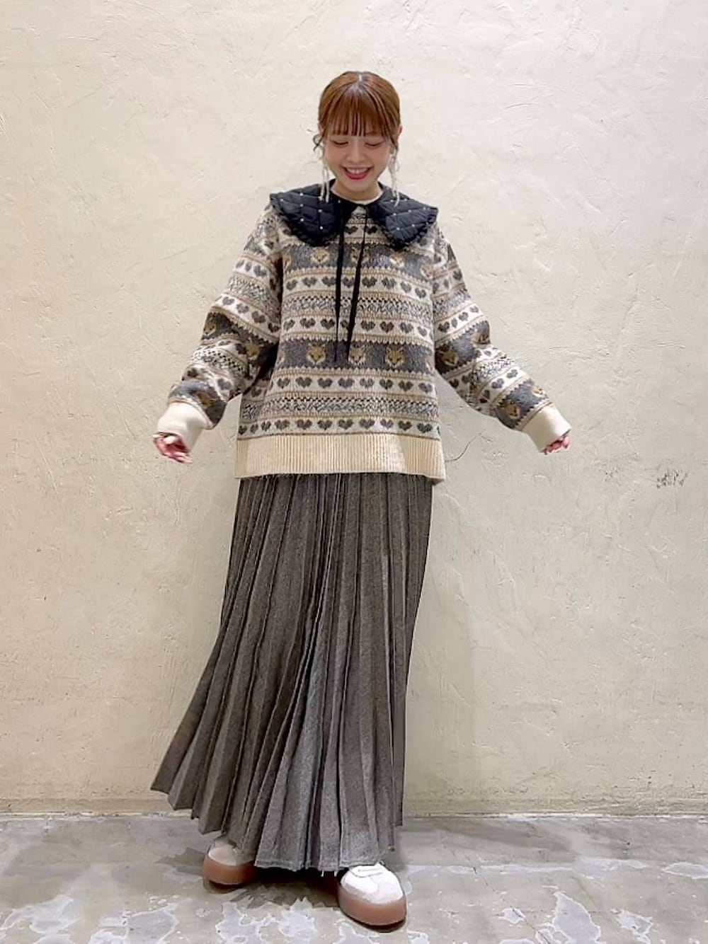 その他のスカート、ベージュ系のニット/セーター、ブラック系の付け襟を着用したレディースの冬コーディネートの1枚目の写真