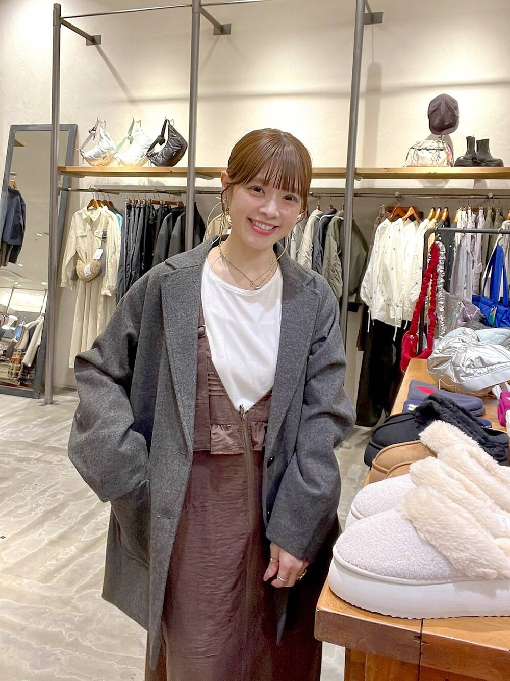 「ジャケット、ジャケットスタイル、ワンピース、ロンT、ブーツ、着痩せ・細見え、体型カバー、ナチュラル、ママコーデ、秋コーデ、冬コーデ、カジュアル、niko and ...、淡色コーデ、Over40スタッフ」｜「niko and...のオーガニックコットンテンセルロングTシャツ（Tシャツ/カットソー、ホワイト系）」を使った、みきてぃ24さん（骨格ウェーブ・レディース・158cm）の秋コーディネートの1枚目の写真