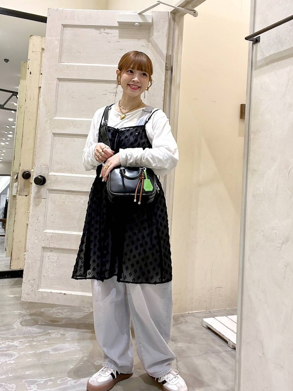 「春コーデ、着痩せ・細見え、体型カバー、ナチュラル、ママコーデ、冬コーデ、カジュアル、niko and ...、淡色コーデ、Over40スタッフ、大人カジュアル、サロペット、ワンピース、ショルダーバッグ、デニムパンツ」｜「niko and...のオーガニックコットンテンセルロングTシャツ（Tシャツ/カットソー、ホワイト系）」を使った、みきてぃ24さん（レディース・158cm）の冬コーディネートの1枚目の写真
