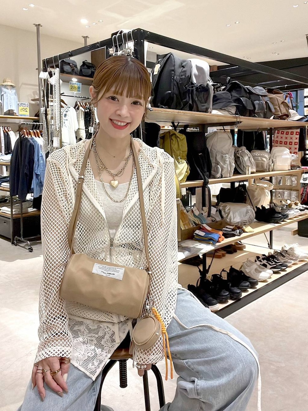 「着痩せ・細見え、体型カバー、ナチュラル、ママコーデ、春コーデ、夏コーデ、カジュアル、niko and ...、淡色コーデ、Over40スタッフ、大人カジュアル、パーカー、スカート、デニムパンツ、ショルダーバッグ」｜「niko and...の【WILLIAM B.ELIOTT】メッシュZIPパーカー（パーカー、ホワイト系）」を使った、みきてぃ24さん（レディース・158cm）の春コーディネートの1枚目の写真