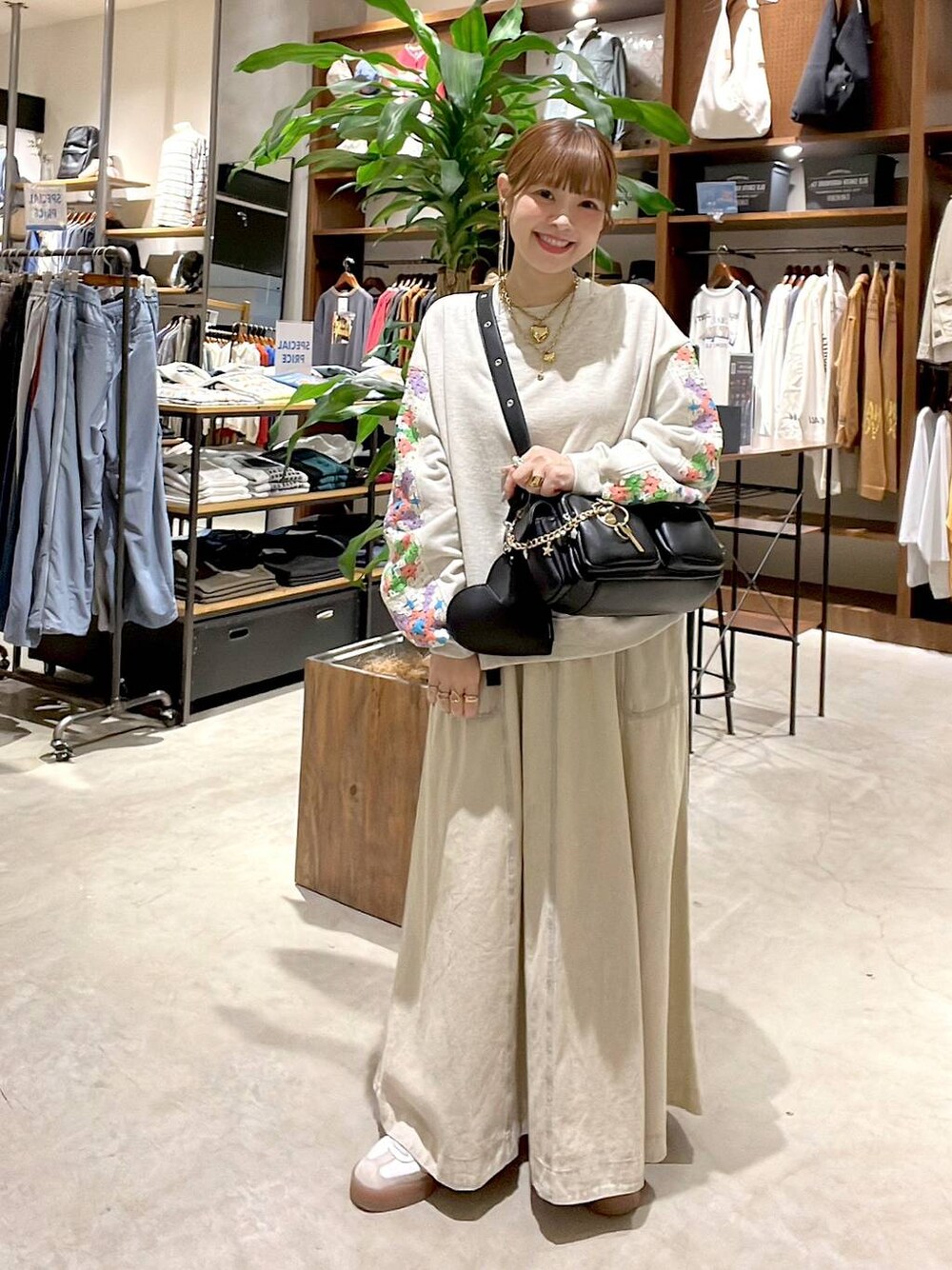 「ショルダーバッグ、シンプルコーデ、着痩せ・細見え、体型カバー、ナチュラル、ママコーデ、春コーデ、カジュアル、niko and ...、淡色コーデ、Over40スタッフ、大人カジュアル、スウェット、スカート、ロングスカート」｜「niko and...のベルトフレアスカート（スカート、ベージュ系）」を使った、みきてぃ24さん（レディース・158cm）の春コーディネートの1枚目の写真