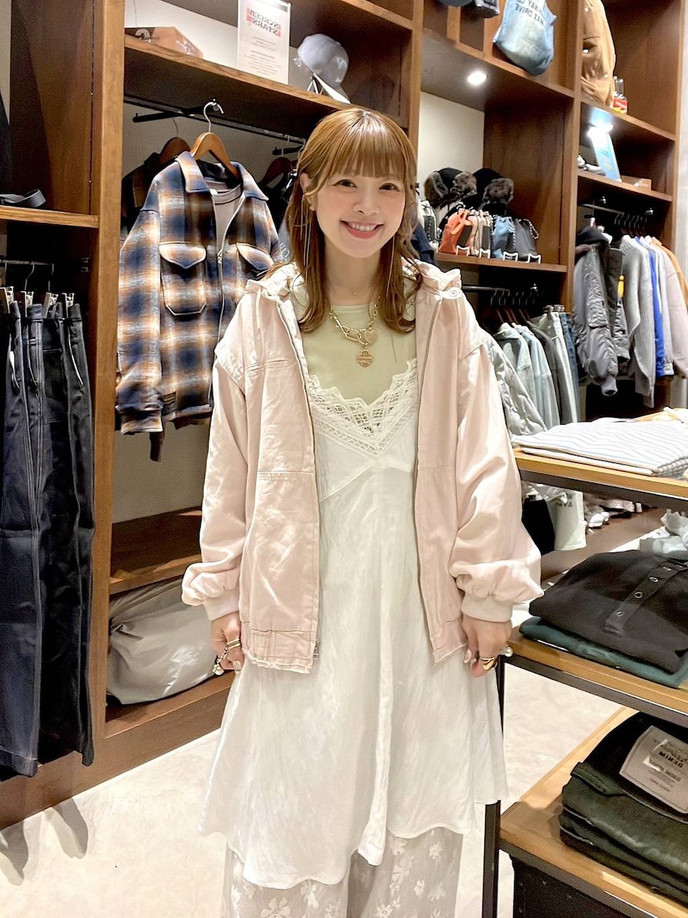 ピンク系のブルゾン、ベージュ系のその他パンツ、ベージュ系のワンピースを着用したレディースの冬コーディネートの1枚目の写真