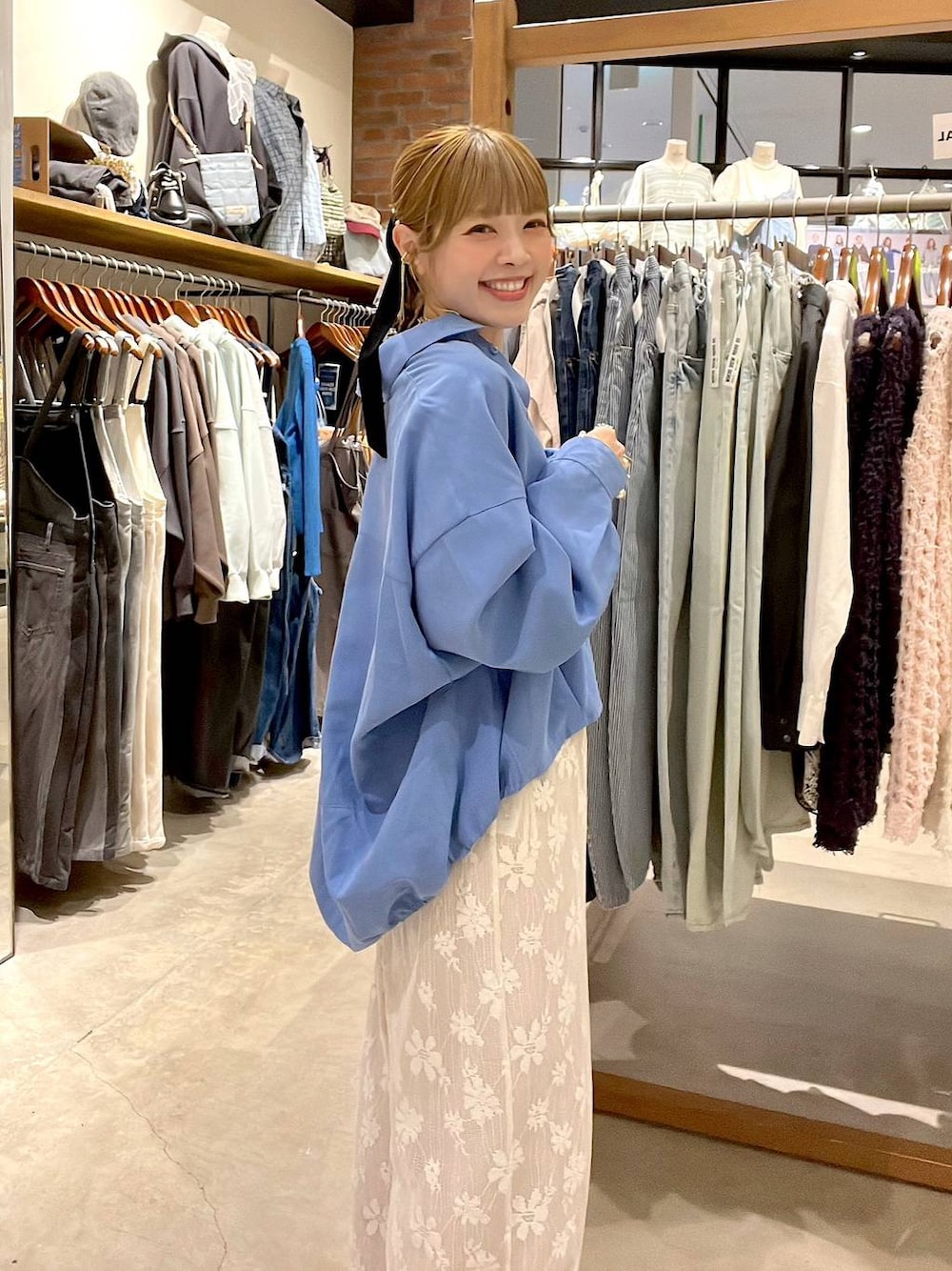 ベージュ系のその他パンツ、ベージュ系のスウェットパンツ、ブルー系のシャツ/ブラウスを着用したレディースの冬コーディネートの1枚目の写真