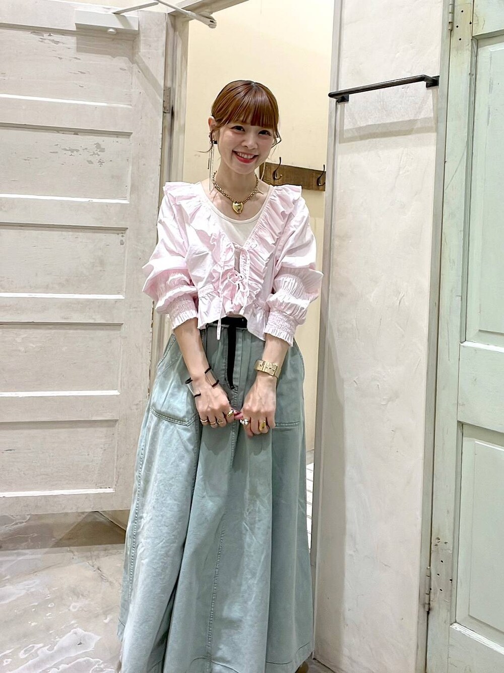 「冬コーデ、カジュアル、niko and ...、淡色コーデ、Over40スタッフ、大人カジュアル、春コーデ、シャツ、ブラウス、スカート、リング、時計、着痩せ・細見え、体型カバー、ナチュラル」｜「niko and...のオリジナルニコモコモックシューズ（スリッポン、ベージュ系）」を使った、みきてぃ24さん（レディース・158cm）の冬コーディネートの1枚目の写真