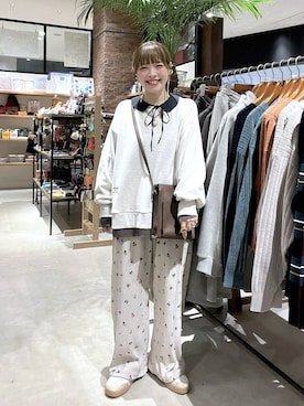 「niko and...（ニコアンド）のベロアクシュイージーパンツ（その他パンツ、ベージュ系）」を使った、みきてぃ24さん（レディース・158cm）の秋コーディネート