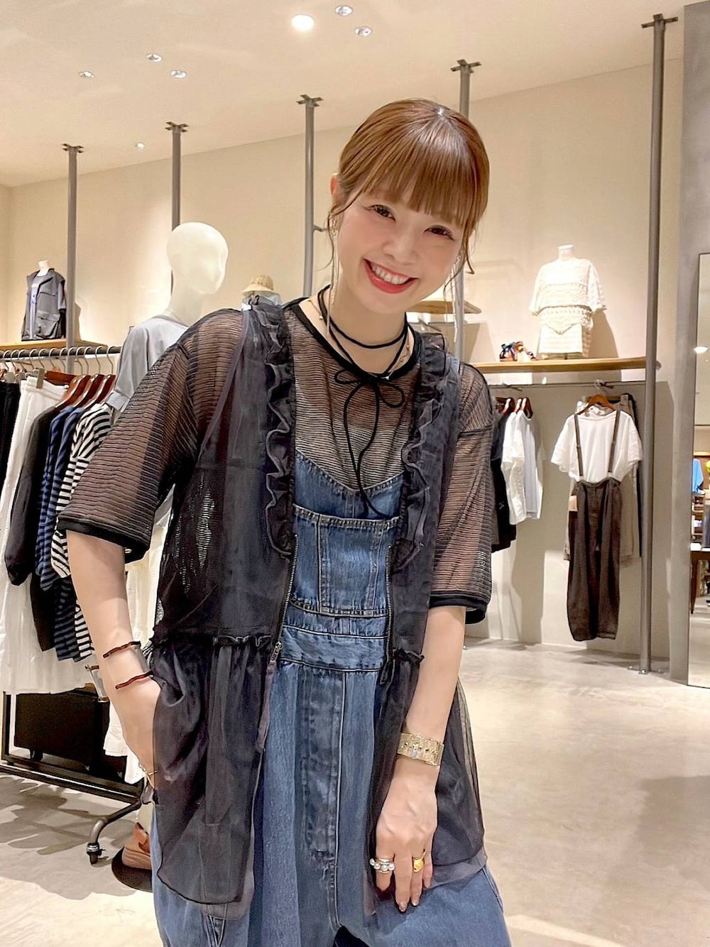 「着痩せ・細見え、体型カバー、ナチュラル、ママコーデ、春コーデ、夏コーデ、カジュアル、niko and ...、淡色コーデ、Over40スタッフ、大人カジュアル、ベスト、サロペット、シアートップス、カップ付きインナー」｜「bijorieの【bijorie】カップ付き モチモチコットンバッククロスキャミ／NEW BASIC series（インナーウェア/肌着、ベージュ系）」を使った、みきてぃ24さん（レディース・158cm）の春コーディネートの1枚目の写真