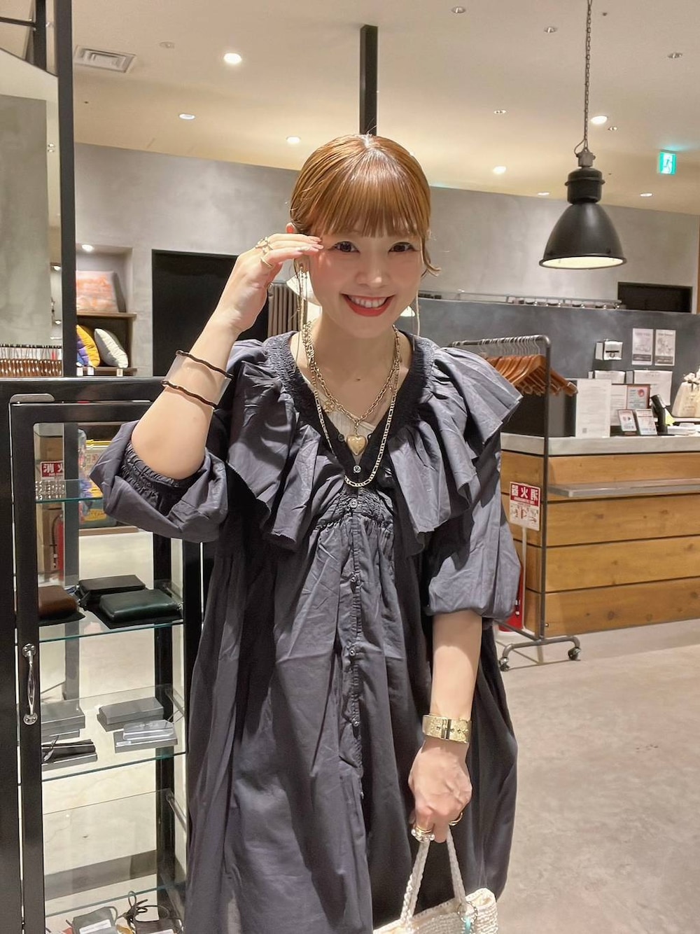 「大人カジュアル、ブラウス、着痩せ・細見え、体型カバー、ナチュラル、ママコーデ、春コーデ、夏コーデ、カジュアル、niko and ...、淡色コーデ、Over40スタッフ、パンツ、ショルダーバッグ」｜「niko and...のプレミアムローンフリルチュニック（チュニック、グレー系）」を使った、みきてぃ24さん（レディース・158cm）の春コーディネートの1枚目の写真
