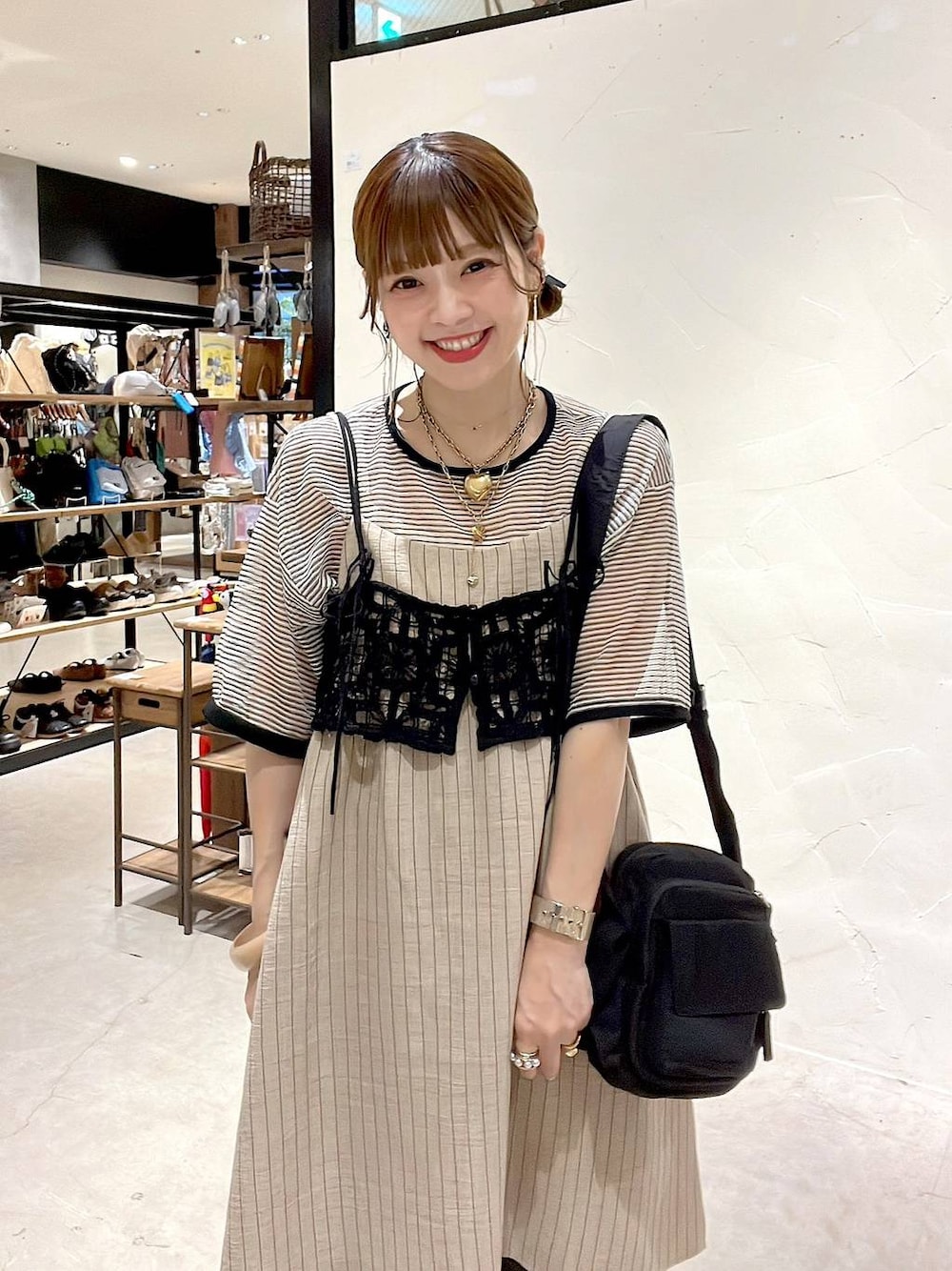 「着痩せ・細見え、体型カバー、ナチュラル、ママコーデ、春コーデ、夏コーデ、カジュアル、niko and ...、淡色コーデ、Over40スタッフ、大人カジュアル、キャミワンピース、パンツ、キャミソール、ショルダーバッグ」｜「niko and...のオリジナルマルチポケットショルダーバッグ（ショルダーバッグ、ブラック系）」を使った、みきてぃ24さん（レディース・158cm）の夏コーディネートの1枚目の写真