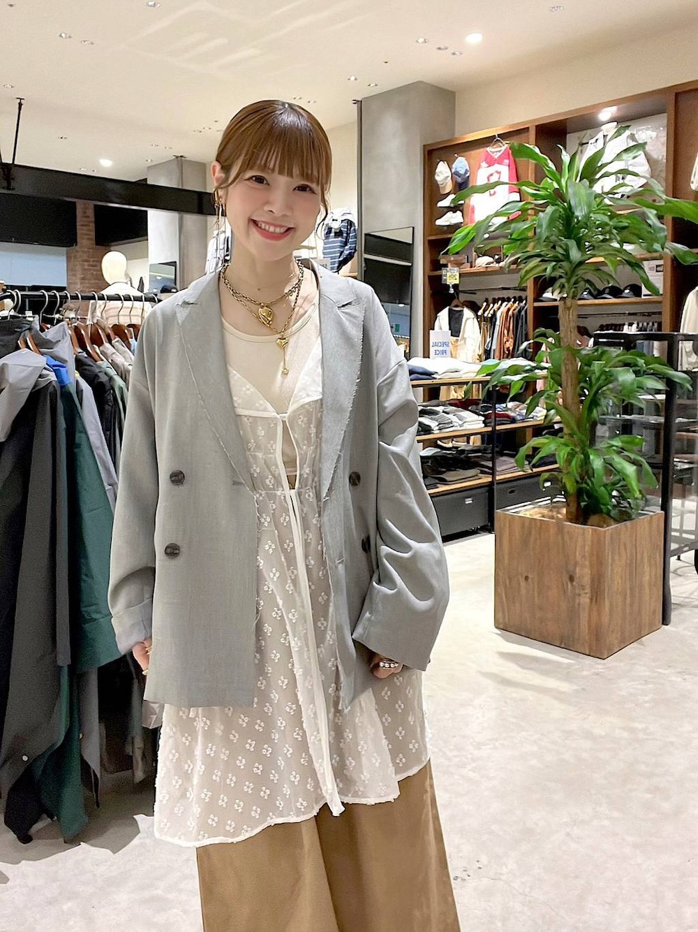 「着痩せ・細見え、体型カバー、ナチュラル、ママコーデ、春コーデ、夏コーデ、カジュアル、niko and ...、淡色コーデ、Over40スタッフ、大人カジュアル、ジャケット、ジャケットスタイル、ワンピース、パンツ」｜「niko and...のホヅホヅBIGダブルジャケット（テーラードジャケット、グレー系）」を使った、みきてぃ24さん（レディース・158cm）の春コーディネートの1枚目の写真
