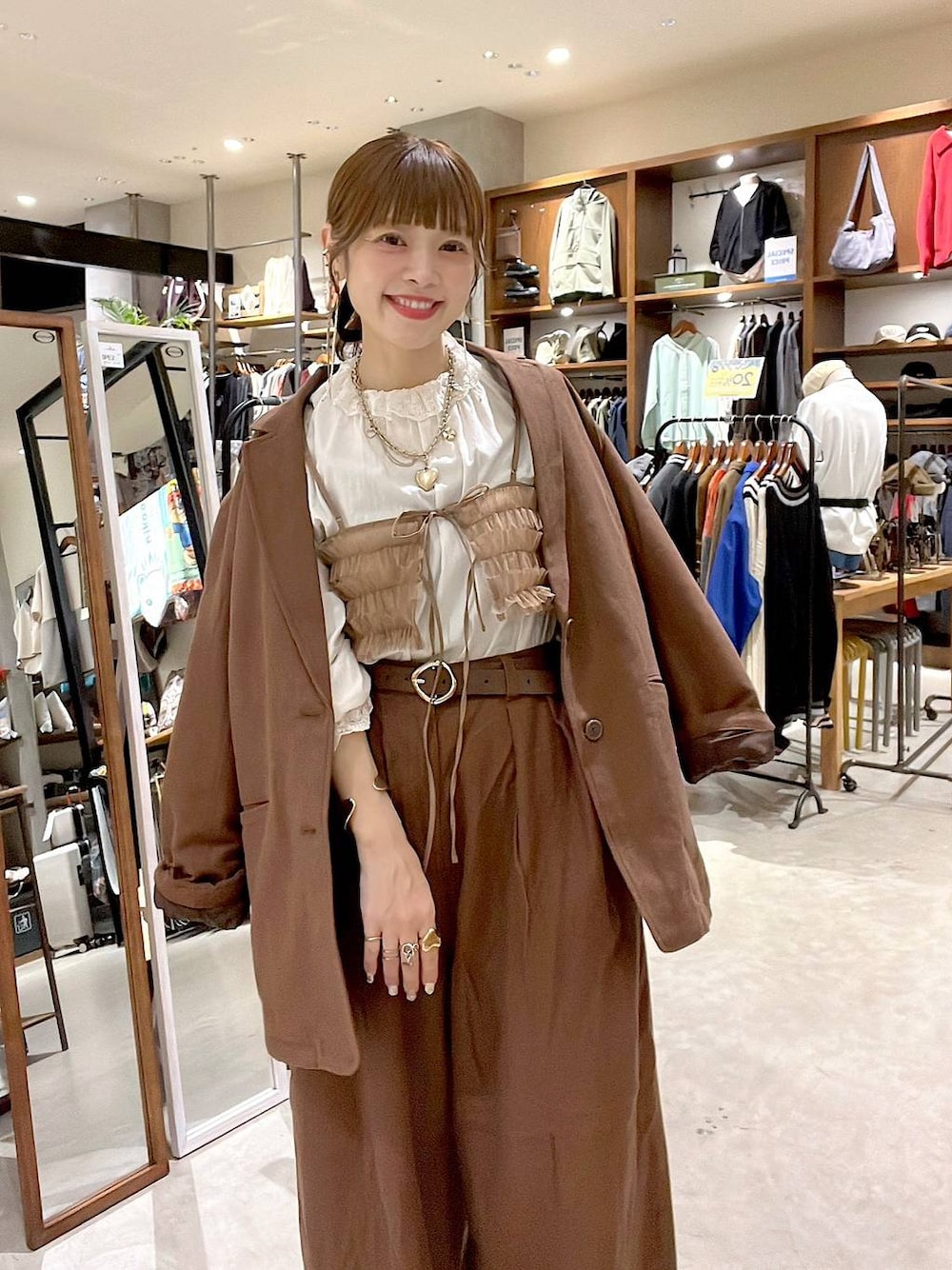 ブラウン系のその他トップス、ブラウン系のその他パンツ、その他のシャツ/ブラウスを着用したレディースの秋コーディネートの1枚目の写真