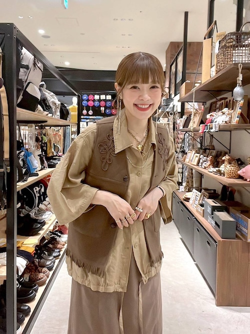 ブラックアンドホワイト犬刺繍リバーシブルベスト Lee 牛柄 背中開きボアベスト 《白黒》 小型犬 / PET PARADISE