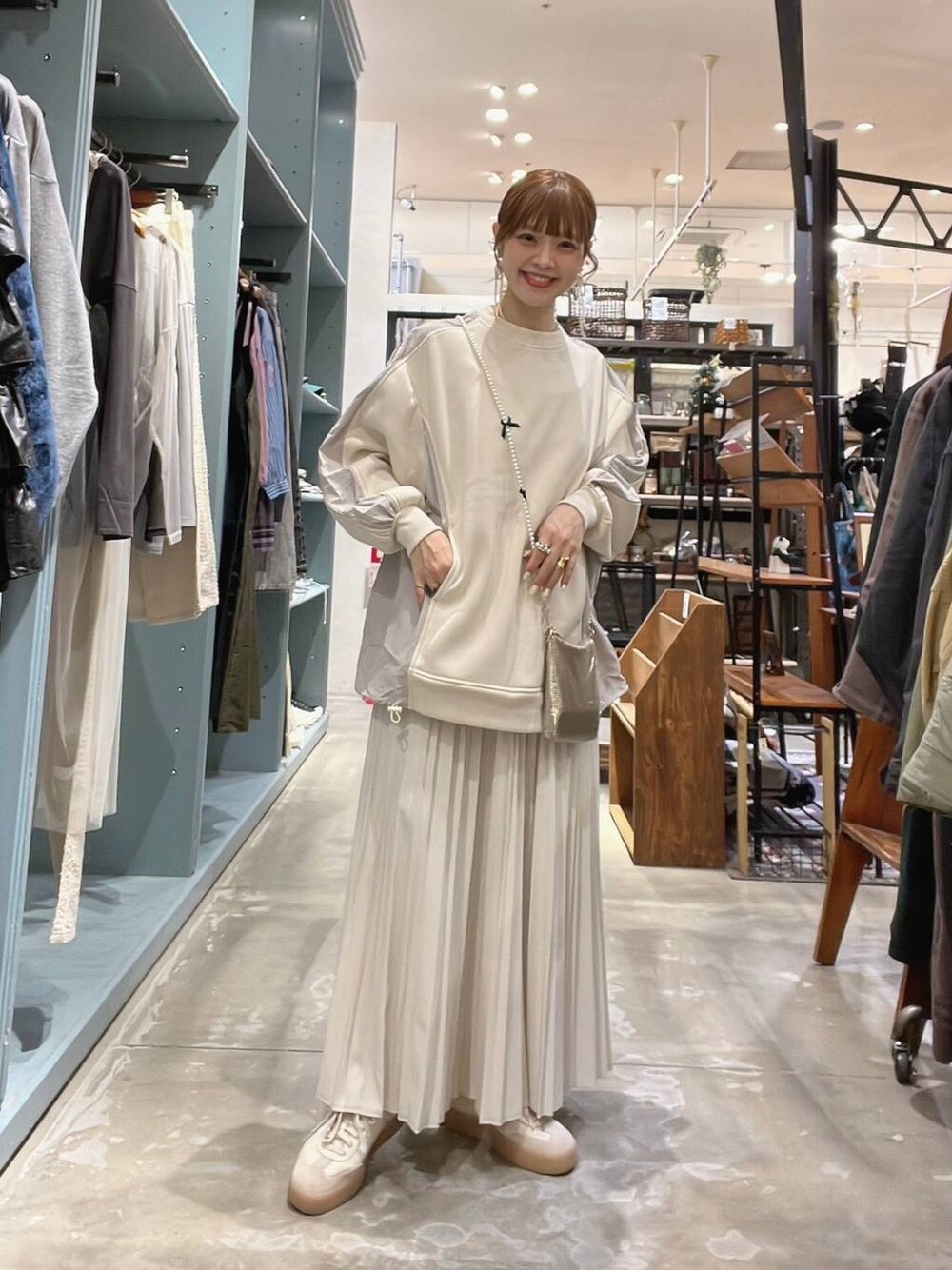 「ママコーデ、冬コーデ、着痩せ・細見え、体型カバー、ナチュラル、カジュアル、niko and ...、淡色コーデ、Over40スタッフ、大人カジュアル、スウェット、スカート、モバイルグッズ_Me%、ワントーン」｜「Me%のメタルメッシュポーチショルダー　103417（ショルダーバッグ、ゴールド系）」を使った、みきてぃ24さん（レディース・158cm）の冬コーディネートの1枚目の写真