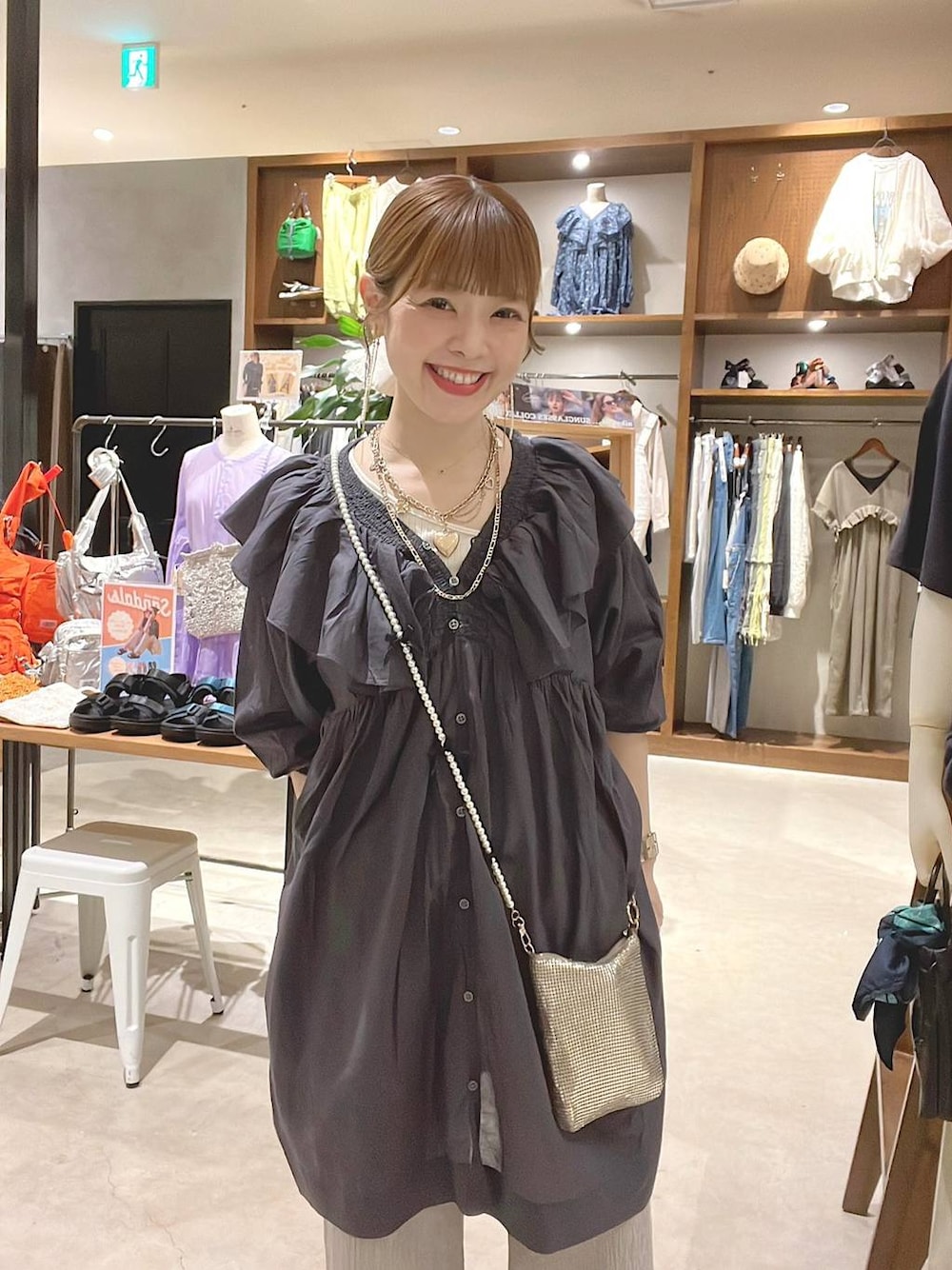 「着痩せ・細見え、体型カバー、ナチュラル、ママコーデ、春コーデ、夏コーデ、カジュアル、niko and ...、淡色コーデ、Over40スタッフ、大人カジュアル、ブラウス、ワンピース、パンツ、ショルダーバッグ」｜「Me%のメタルメッシュポーチショルダー　103417（ショルダーバッグ、ゴールド系）」を使った、みきてぃ24さん（レディース・158cm）の春コーディネートの1枚目の写真