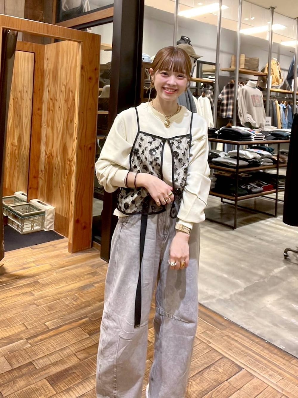 「着痩せ・細見え、体型カバー、ナチュラル、ママコーデ、冬コーデ、カジュアル、niko and ...、淡色コーデ、Over40スタッフ、大人カジュアル、スウェット、デニムパンツ、ビスチェ、ベルト、レイヤードスタイル」｜「niko and...のオリジナル2WAYリボンパンプス（パンプス、ブラック系）」を使った、みきてぃ24さん（レディース・158cm）の冬コーディネートの1枚目の写真