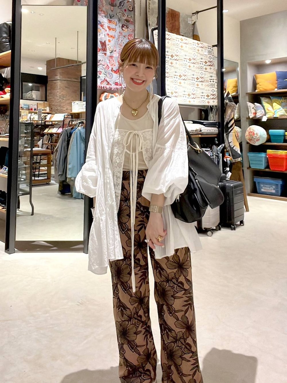 「カジュアル、ブラウス、Over40スタッフ、大人カジュアル、着痩せ・細見え、体型カバー、ナチュラル、ママコーデ、春コーデ、夏コーデ、niko and ...、淡色コーデ、スカート、パンツ、バッグ」｜「Me%のハート2SETカラビナ　106345（その他雑貨、ベージュ系）」を使った、みきてぃ24さん（レディース・158cm）の夏コーディネートの1枚目の写真