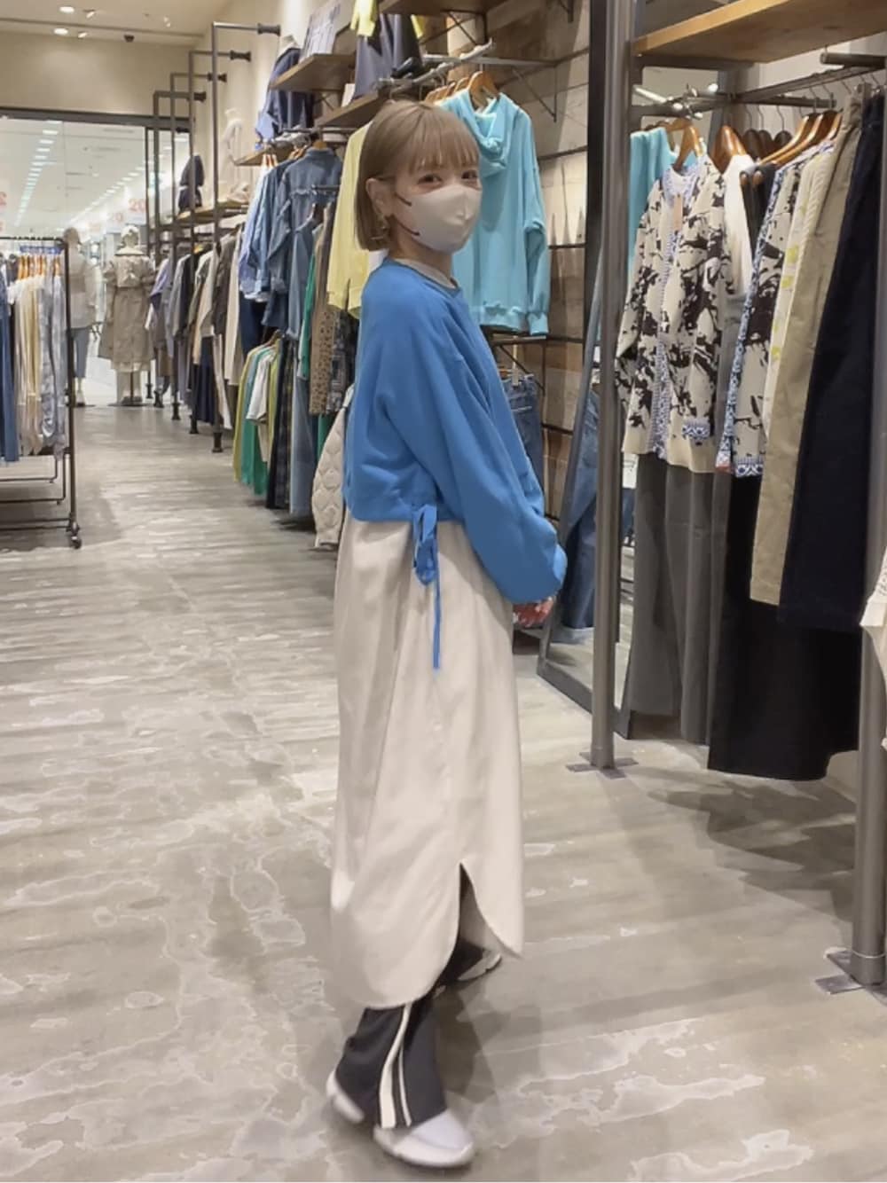「春服デビュー宣言、カジュアルコーデ、パンツコーデ、シャツワンピース、重ね着、ワンピース、ワンピース×スニーカー、スウェット、スポーツミックス、スニーカー」｜「niko and...のクロップドスウェットプルオーバー（Tシャツ/カットソー、ブルー系）」を使った、みきてぃ24さん（骨格ウェーブ・レディース・158cm）の春コーディネートの1枚目の写真
