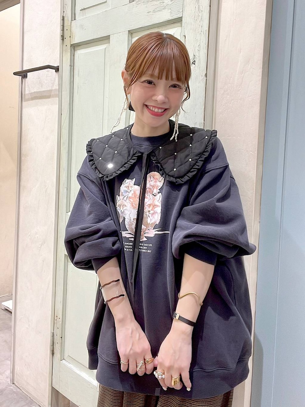 ブラウン系のその他パンツ、ブルー系のスウェット、ブラック系の付け襟を着用したレディースの冬コーディネートの1枚目の写真