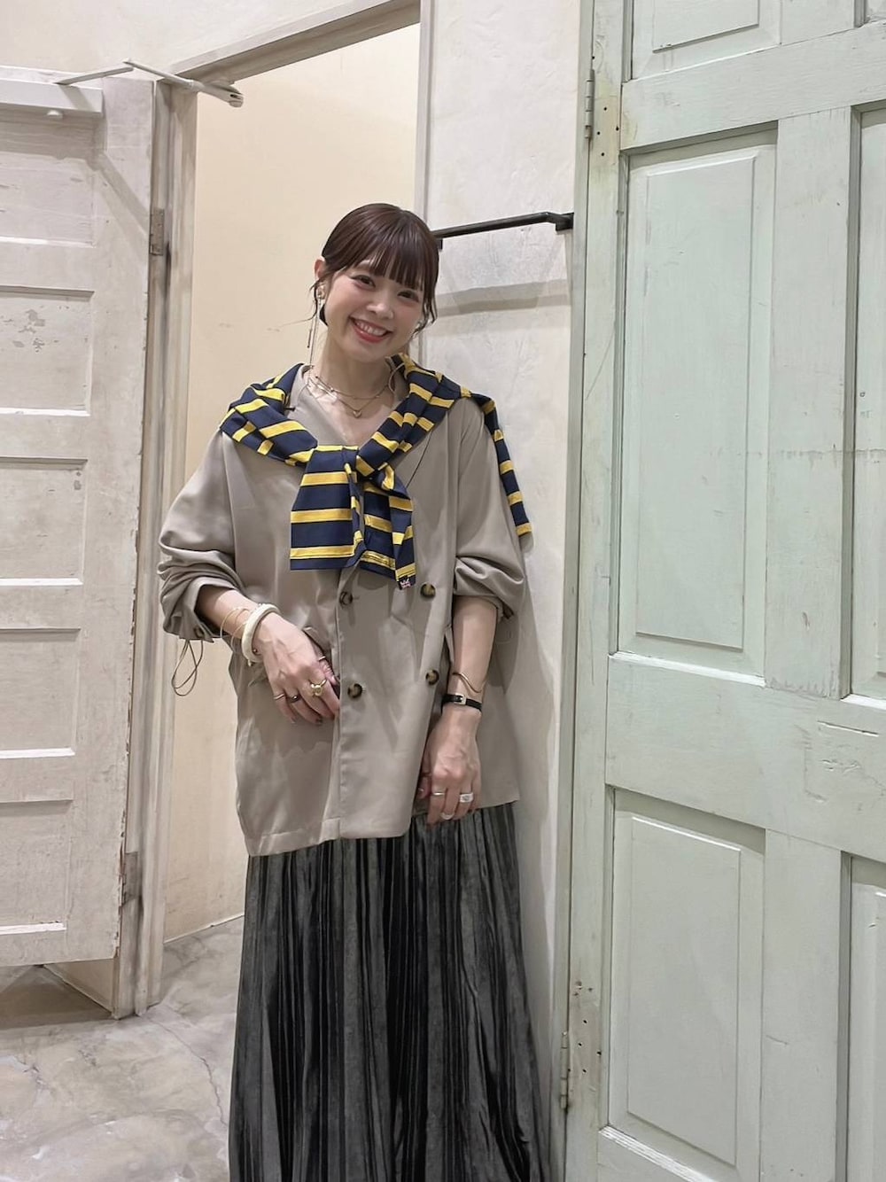「着痩せ・細見え、体型カバー、ナチュラル、ママコーデ、秋コーデ、冬コーデ、カジュアル、niko and ...、淡色コーデ、Over40スタッフ、大人カジュアル、ジャケット、スカート、スニーカー、ORiental TRaffic」｜「niko and...のメタリックプリーツスカート（スカート、グレー系）」を使った、みきてぃ24さん（骨格ウェーブ・レディース・158cm）の秋コーディネートの1枚目の写真