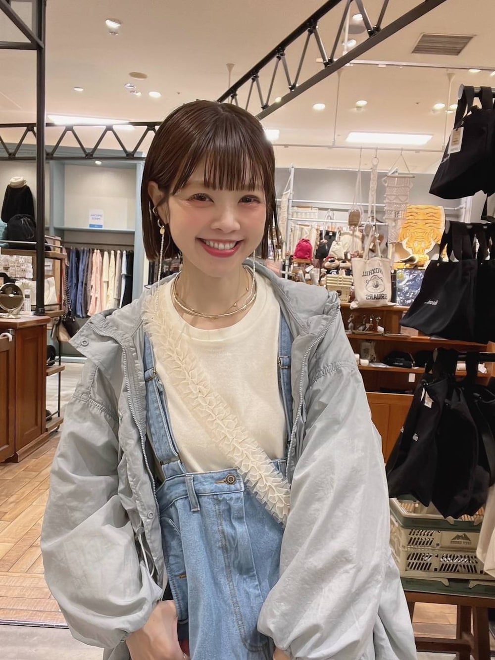 「着痩せ・細見え、体型カバー、ナチュラル、ママコーデ、冬コーデ、カジュアル、niko and ...、ブルゾン、デニムパンツ、モバイルグッズ_Me%、春コーデ、ラフ、モテ」｜「Me%のラメカスタムポーチサイフ 103424（コインケース、ゴールド系）」を使った、みきてぃ24さん（骨格ウェーブ・レディース・158cm）の冬コーディネートの1枚目の写真