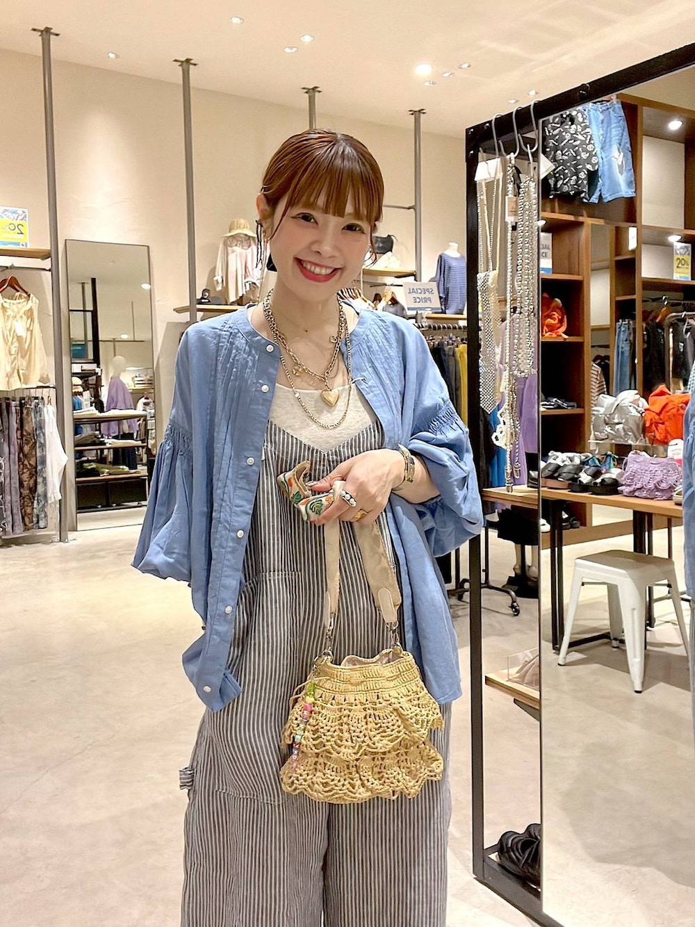 「着痩せ・細見え、体型カバー、ナチュラル、ママコーデ、春コーデ、夏コーデ、カジュアル、niko and ...、淡色コーデ、Over40スタッフ、大人カジュアル、サロペット、ブラウス、ショルダーバッグ」｜「niko and...のFINEリネンツイルサロペット（サロペット/オーバーオール、ブルー系）」を使った、みきてぃ24さん（レディース・158cm）の春コーディネートの1枚目の写真