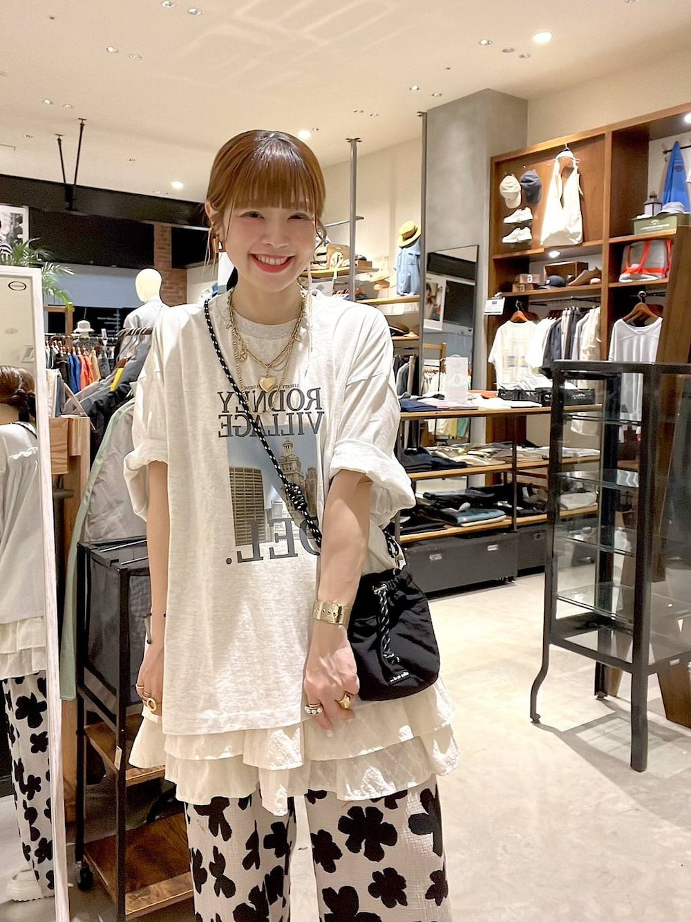 「着痩せ・細見え、体型カバー、ナチュラル、ママコーデ、春コーデ、夏コーデ、カジュアル、niko and ...、淡色コーデ、Over40スタッフ、大人カジュアル、Tシャツ、スカート、パンツ、ショルダーバッグ」｜「niko and...のオリジナル細コード巾着ショルダーバッグN（ショルダーバッグ、ブラック系）」を使った、みきてぃ24さん（レディース・158cm）の夏コーディネートの1枚目の写真
