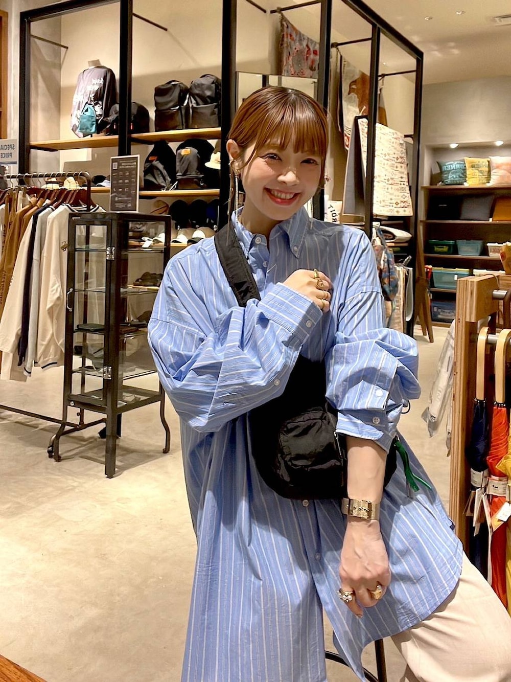 「着痩せ・細見え、体型カバー、ナチュラル、ママコーデ、春コーデ、夏コーデ、カジュアル、niko and ...、シャツ、シャツスタイル、パンツ、時計、淡色コーデ、Over40スタッフ、大人カジュアル」｜「niko and...のワイドメッシュウォッチ（アナログ腕時計、イエロー系）」を使った、みきてぃ24さん（レディース・158cm）の春コーディネートの1枚目の写真