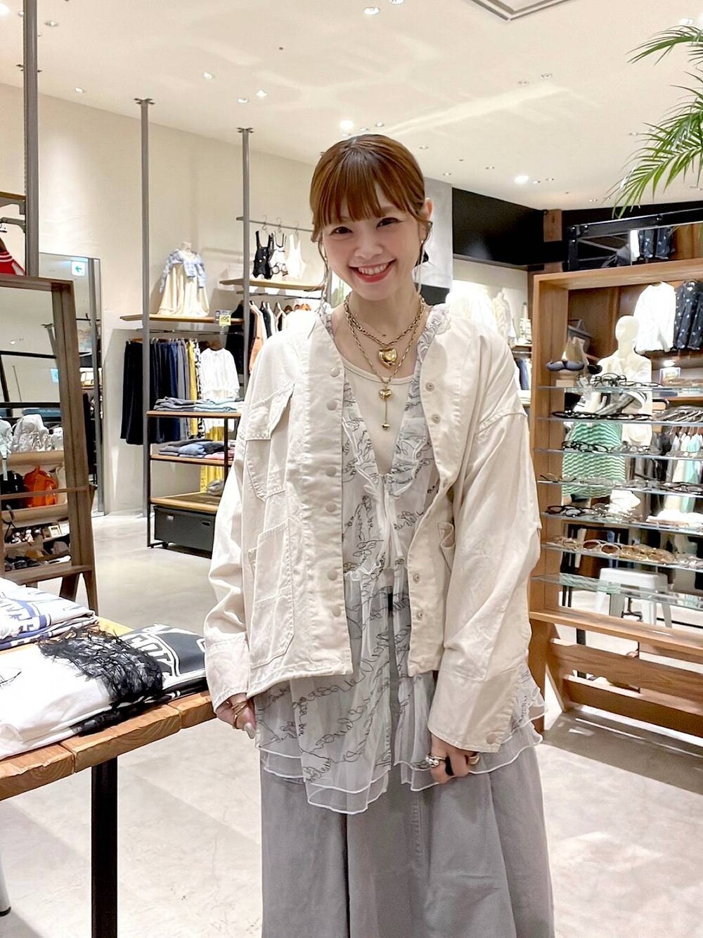 「着痩せ・細見え、体型カバー、ナチュラル、ママコーデ、春コーデ、カジュアル、niko and ...、淡色コーデ、Over40スタッフ、大人カジュアル、ブルゾン、ベスト、スカート」｜「niko and...のベルトフレアスカート（スカート、グレー系）」を使った、みきてぃ24さん（レディース・158cm）の春コーディネートの1枚目の写真