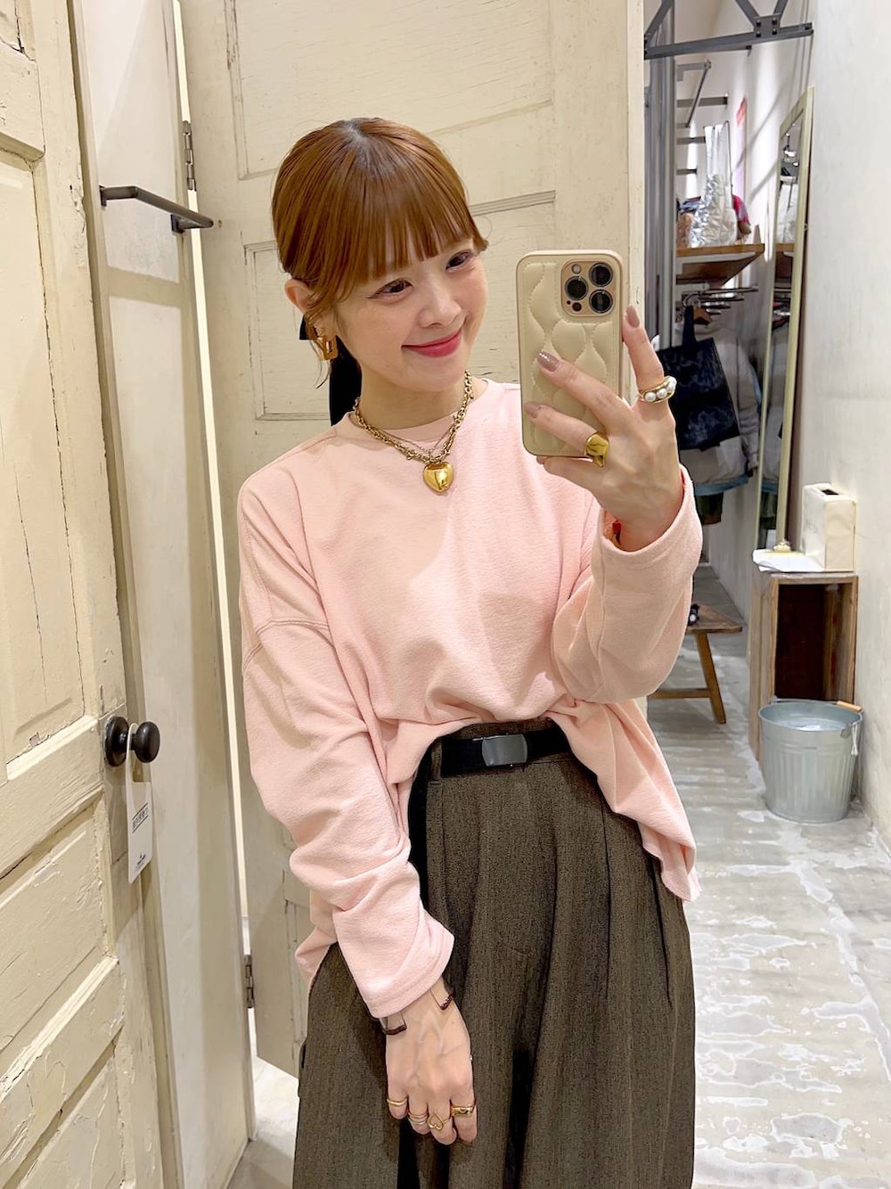 ブラウン系のその他パンツ、ピンク系のTシャツ/カットソー、イエロー系のリングを着用したレディースの冬コーディネートの1枚目の写真