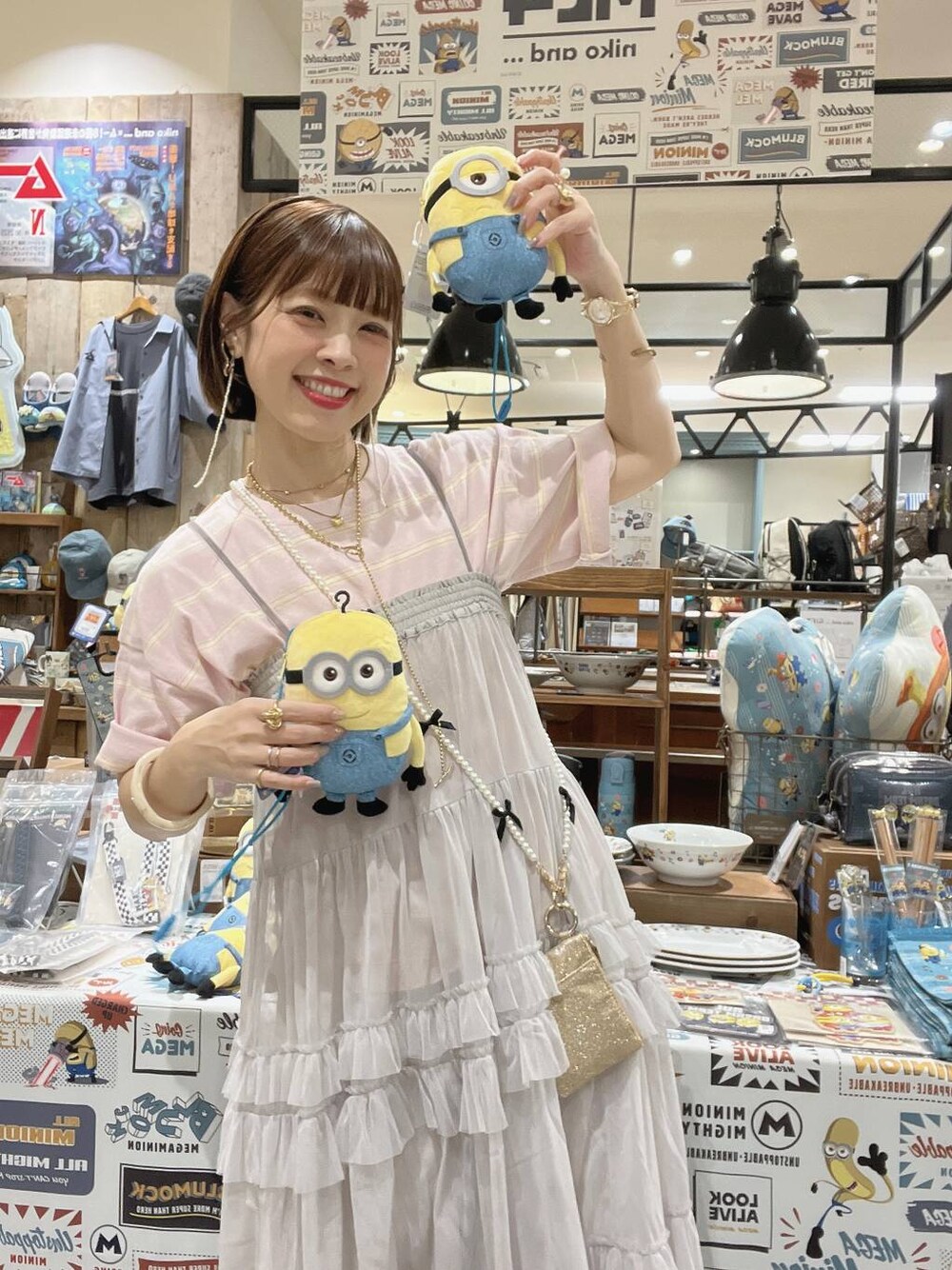 「着痩せ・細見え、体型カバー、ナチュラル、ママコーデ、夏コーデ、カジュアル、niko and ...、淡色コーデ、Over40スタッフ、大人カジュアル、Tシャツ、レイヤードスタイル、モバイルグッズ_Me%、生活雑貨、サンダル」｜「niko and...のオリジナルニコモコトングサンダル（サンダル、ベージュ系）」を使った、みきてぃ24さん（骨格ウェーブ・レディース・158cm）の夏コーディネートの1枚目の写真