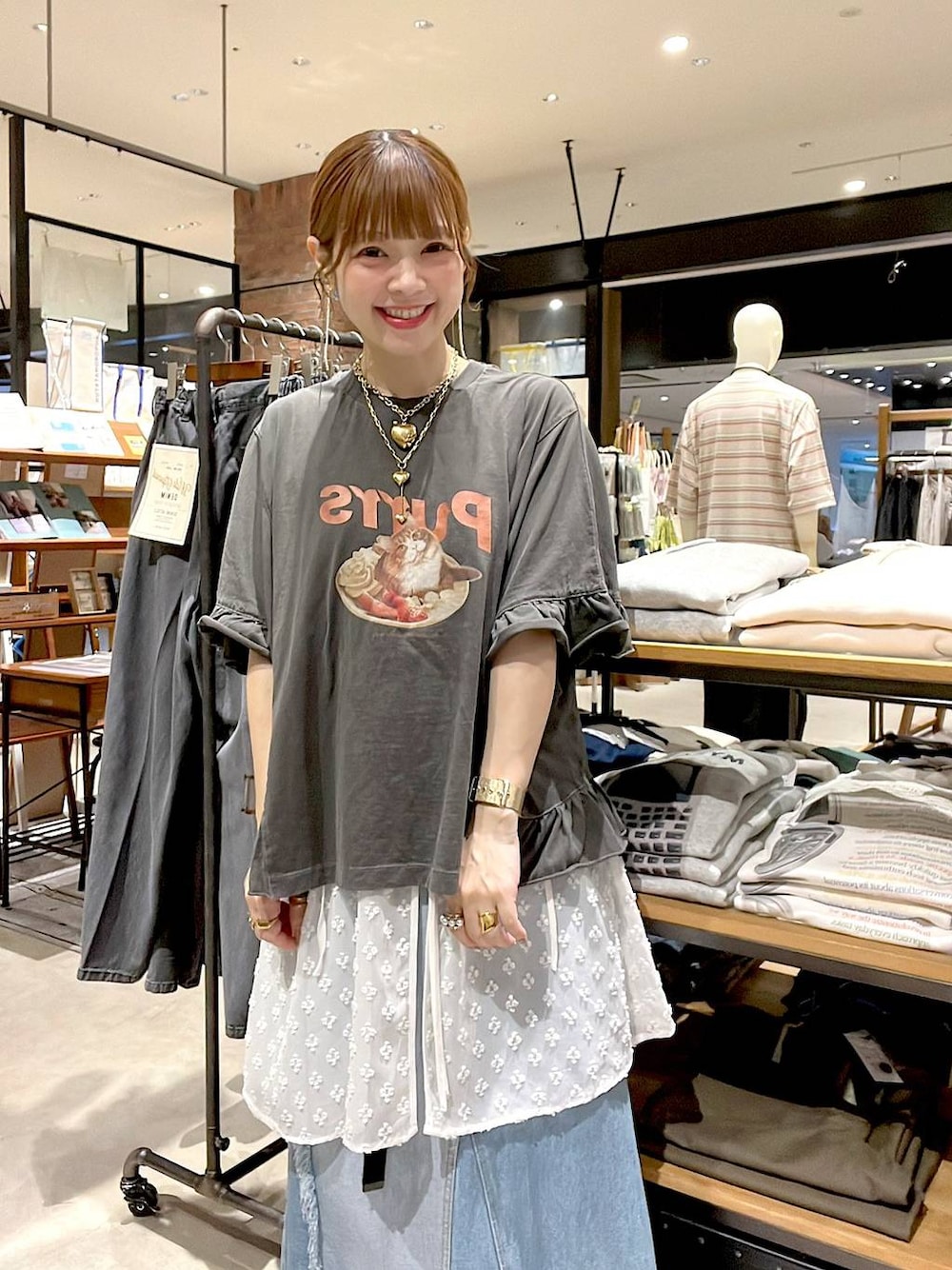 「着痩せ・細見え、体型カバー、ナチュラル、ママコーデ、春コーデ、夏コーデ、カジュアル、niko and ...、淡色コーデ、Over40スタッフ、大人カジュアル、Tシャツ、ワンピース、スカート、レイヤードスタイル」｜「niko and...の[MODE NORM CORE]リメイク風マキシデニムスカート（デニムスカート、ブルー系）」を使った、みきてぃ24さん（レディース・158cm）の春コーディネートの1枚目の写真
