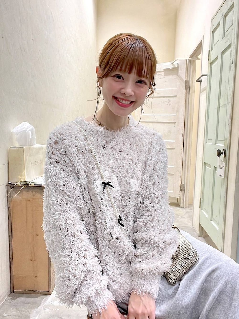「淡色コーデ、スカート、着痩せ・細見え、体型カバー、ナチュラル、ママコーデ、冬コーデ、カジュアル、niko and ...、Over40スタッフ、大人カジュアル、ニット、モバイルグッズ_Me%」｜「Me%のメタルメッシュポーチショルダー　103417（ショルダーバッグ、ゴールド系）」を使った、みきてぃ24さん（レディース・158cm）の冬コーディネートの1枚目の写真