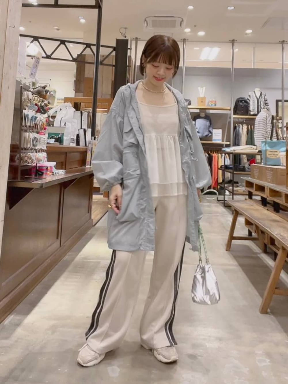 「着痩せ・細見え、体型カバー、ナチュラル、ママコーデ、冬コーデ、カジュアル、niko and ...、ブルゾン、キャミソール、スウェットパンツ、ショルダーバッグ、ラフ、リラックス、楽ちんコーデ」｜「niko and...の2WAYレイヤードチュールキャミソール（キャミソール、グレー系）」を使った、みきてぃ24さん（骨格ウェーブ・レディース・158cm）の冬コーディネートの1枚目の写真