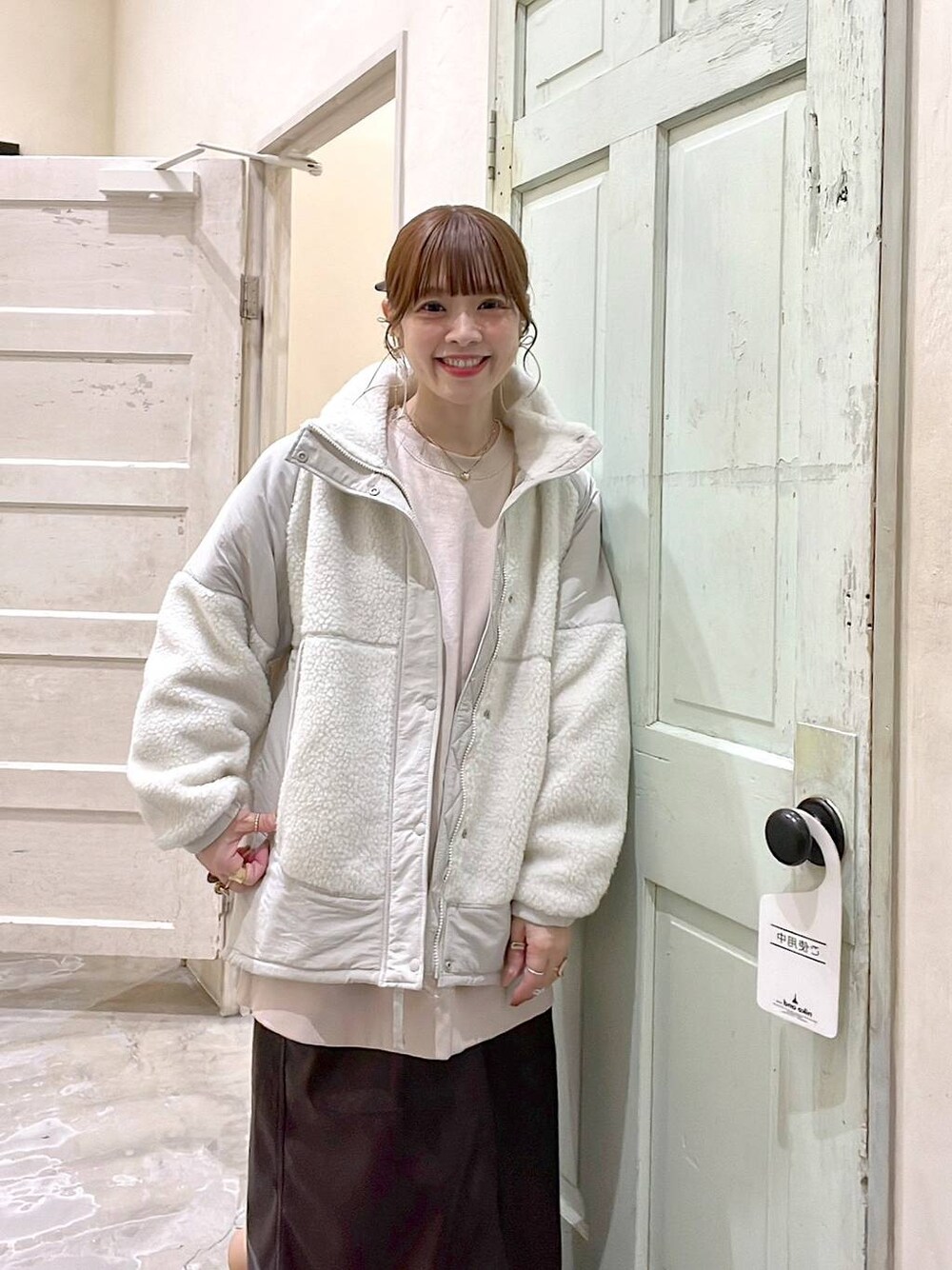 「着痩せ・細見え、体型カバー、ナチュラル、ママコーデ、秋コーデ、冬コーデ、カジュアル、niko and ...、淡色コーデ、Over40スタッフ、大人カジュアル、ジャケット、アウター、スウェット、スカート」｜「niko and...のスポーティースタンドボアジャケット（ブルゾン、ベージュ系）」を使った、みきてぃ24さん（骨格ウェーブ・レディース・158cm）の秋コーディネートの1枚目の写真