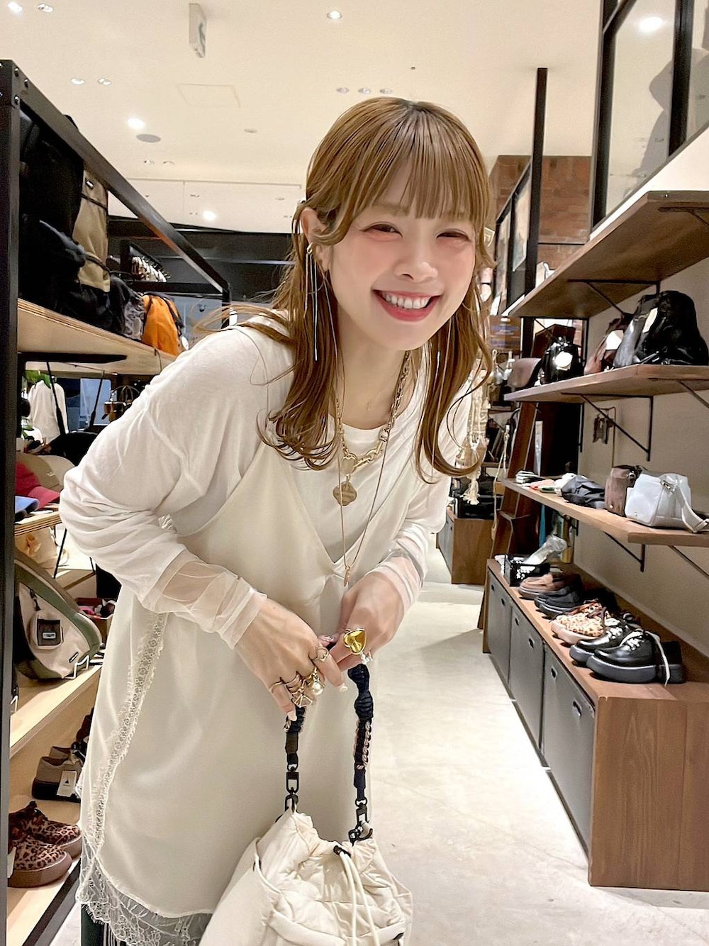 ホワイト系のTシャツ/カットソー、ベージュ系のスニーカー、グリーン系のその他パンツを着用したレディースの春コーディネートの1枚目の写真