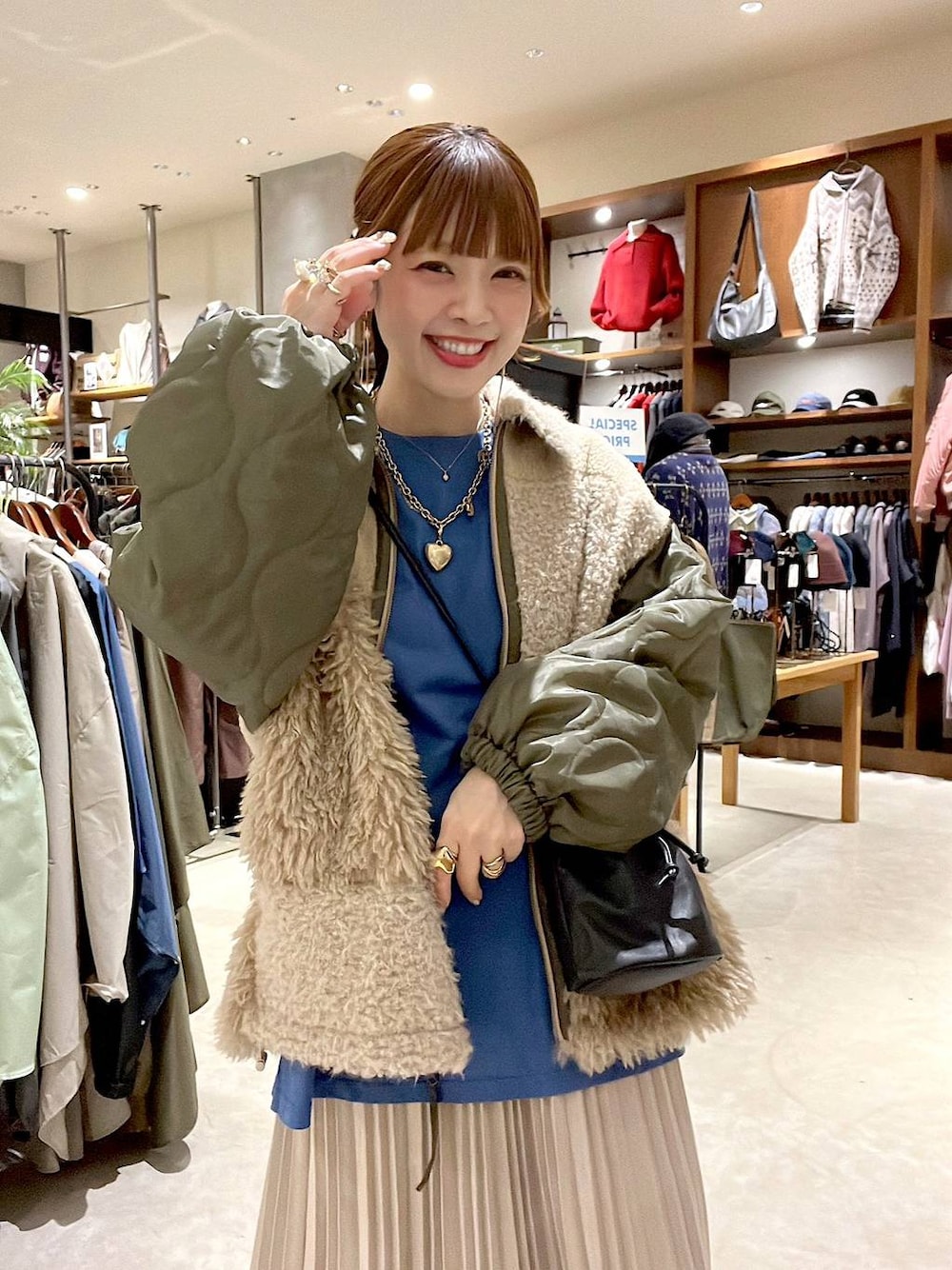 ブルー系のTシャツ/カットソー、ベージュ系のスカート、ベージュ系のブルゾンを着用したレディースの秋コーディネートの1枚目の写真