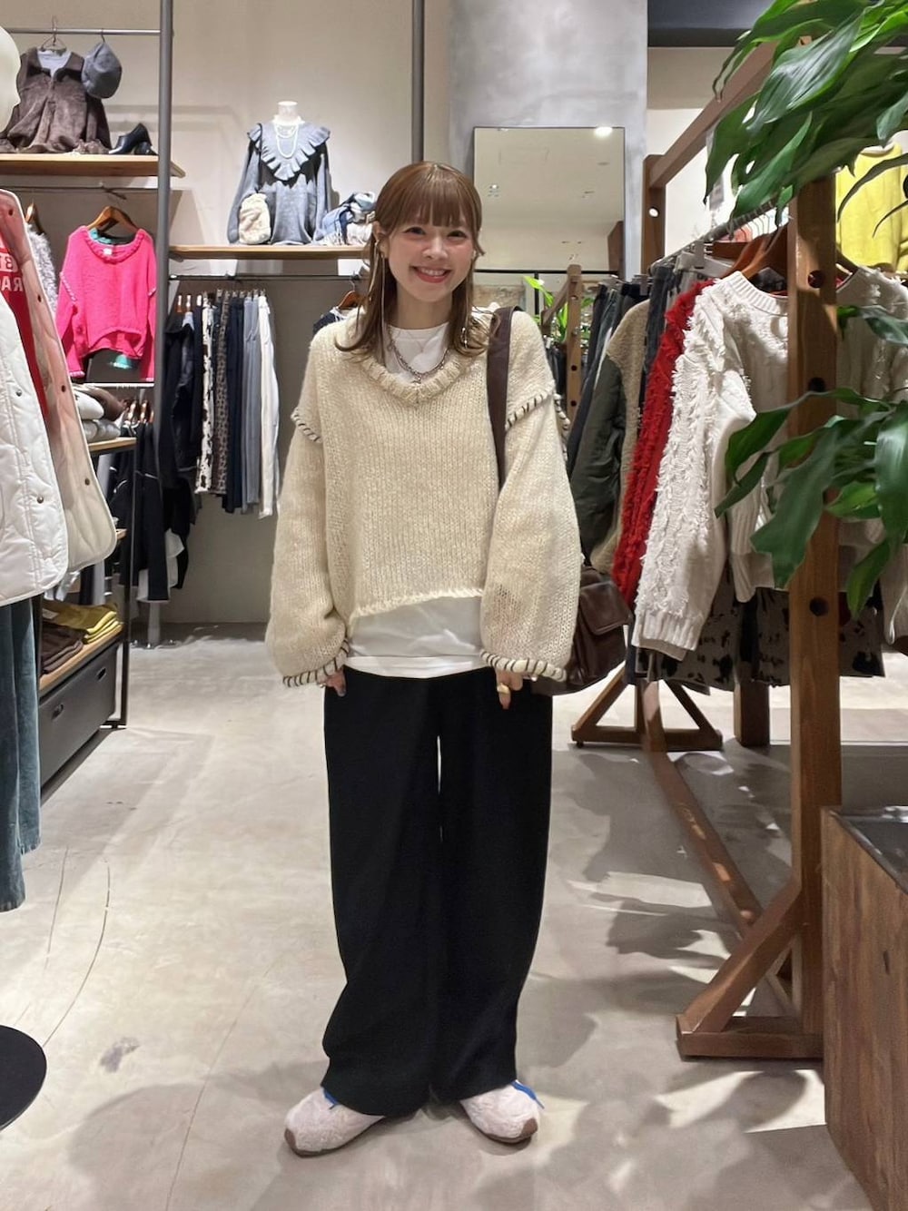 ホワイト系のTシャツ/カットソー、ブラウン系のショルダーバッグ、ベージュ系のスニーカーを着用したレディースの冬コーディネートの1枚目の写真