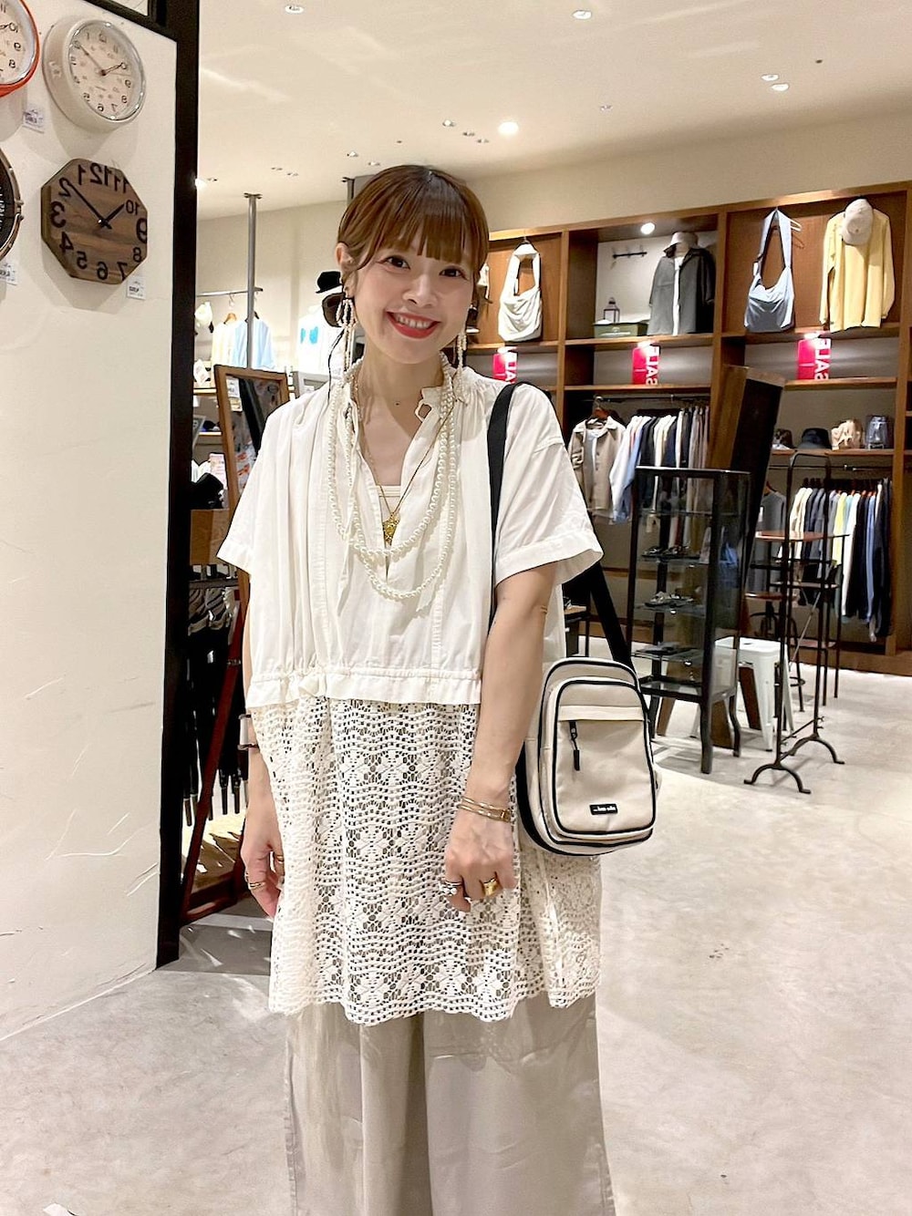 「着痩せ・細見え、体型カバー、ナチュラル、ママコーデ、春コーデ、夏コーデ、カジュアル、niko and ...、淡色コーデ、Over40スタッフ、大人カジュアル、ブラウス、パンツ、ワイドパンツ、ショルダーバッグ」｜「niko and...のDRYイージーワイドパンツ（その他パンツ、グレー系）」を使った、みきてぃ24さん（レディース・158cm）の夏コーディネートの1枚目の写真