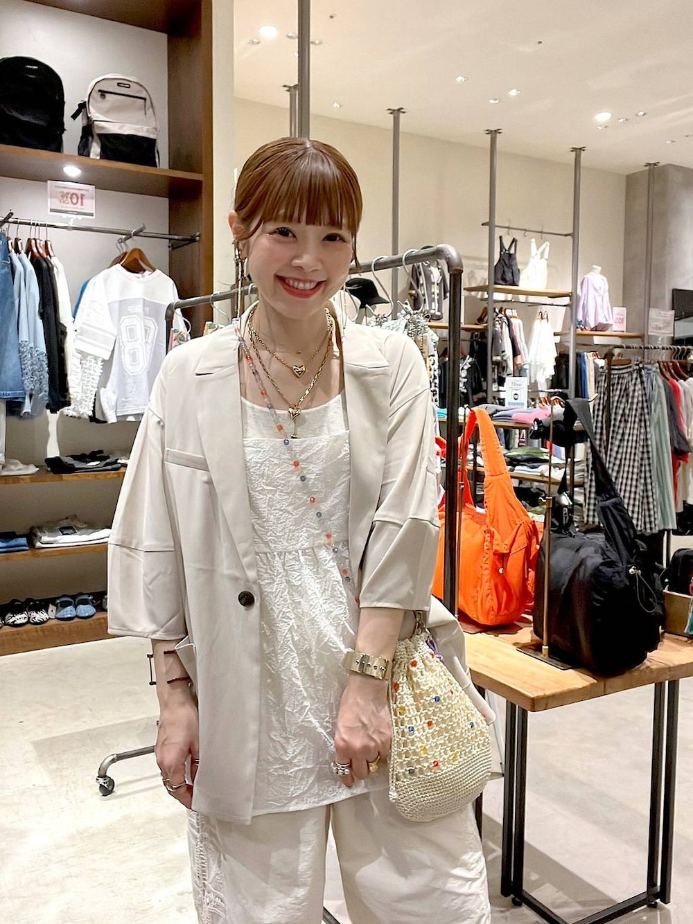 「ショルダーバッグ、着痩せ・細見え、体型カバー、ナチュラル、ママコーデ、春コーデ、夏コーデ、カジュアル、niko and ...、淡色コーデ、Over40スタッフ、大人カジュアル、ジャケット、ジャケットスタイル、キャミソール」｜「bijorieの【bijorie】カップ付き モチモチコットンバッククロスキャミ／NEW BASIC series（インナーウェア/肌着、ベージュ系）」を使った、みきてぃ24さん（レディース・158cm）の春コーディネートの1枚目の写真
