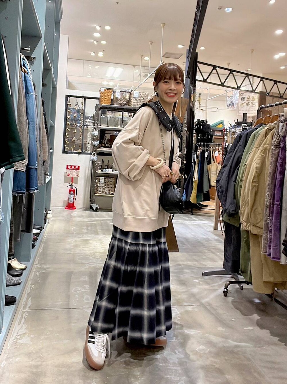 「着痩せ・細見え、体型カバー、ナチュラル、ママコーデ、秋コーデ、冬コーデ、カジュアル、niko and ...、淡色コーデ、Over40スタッフ、大人カジュアル、スウェット、スカート、ショルダーバッグ」｜「niko and...のオンブレーチェックティアードスカート（スカート、ホワイト系）」を使った、みきてぃ24さん（骨格ウェーブ・レディース・158cm）の秋コーディネートの1枚目の写真