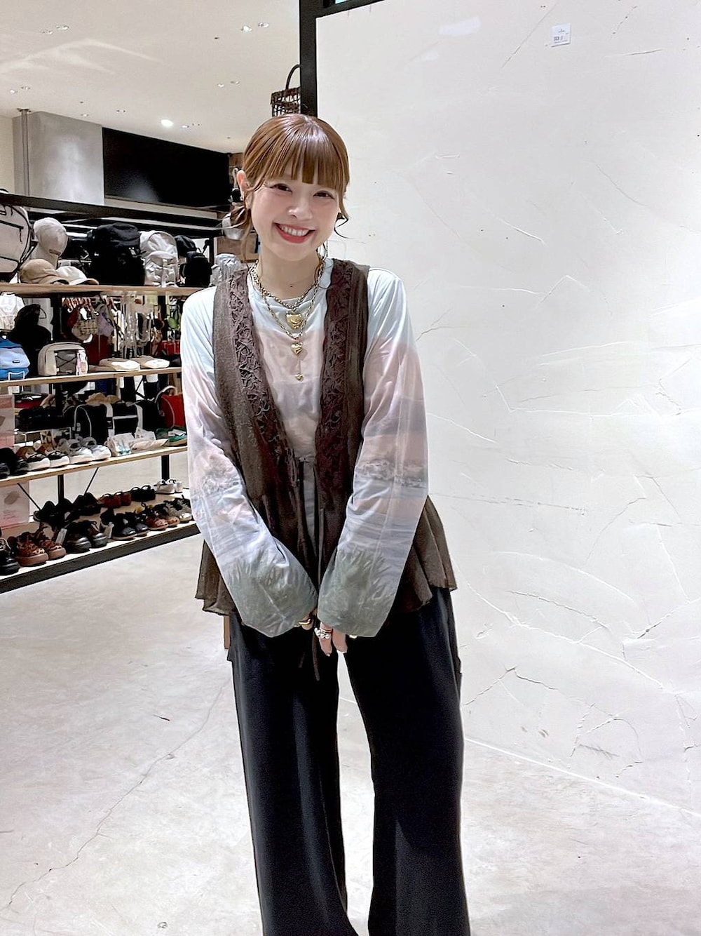 ベージュ系のTシャツ/カットソー、ブラック系のその他パンツ、ブラウン系のベストを着用したレディースの夏コーディネートの1枚目の写真