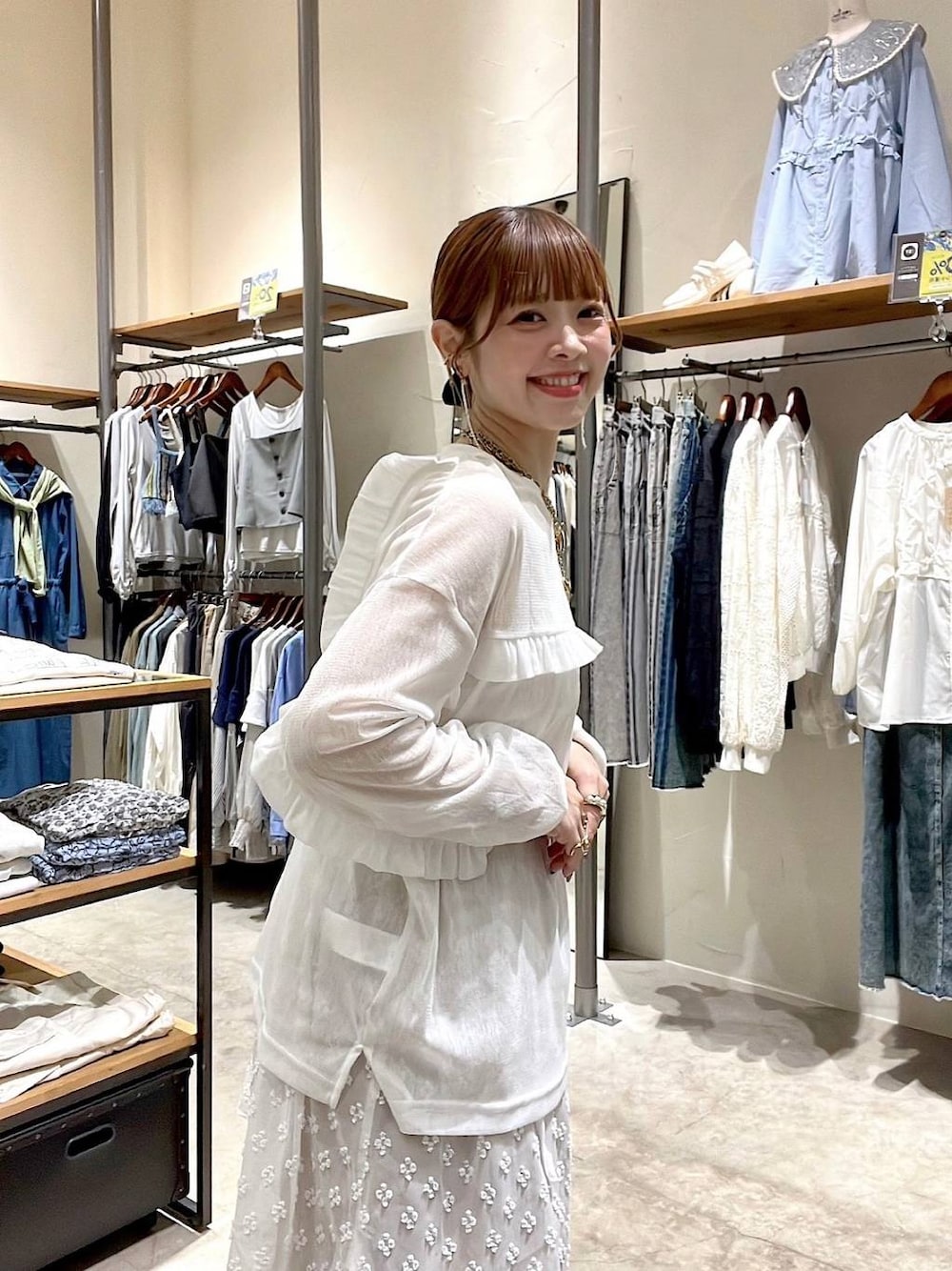 「着痩せ・細見え、体型カバー、ナチュラル、ママコーデ、春コーデ、夏コーデ、カジュアル、niko and ...、淡色コーデ、Over40スタッフ、大人カジュアル、シアートップス、ワンピース、パンツ、ワイドパンツ」｜「niko and...の【MODE NORM CORE】ムラ染めポケタックパンツ（チノパンツ、イエロー系）」を使った、みきてぃ24さん（レディース・158cm）の春コーディネートの1枚目の写真