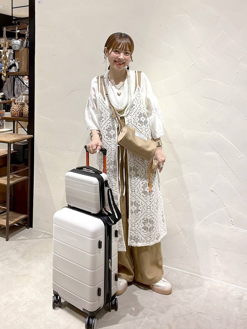 「着痩せ・細見え、体型カバー、ナチュラル、ママコーデ、春コーデ、夏コーデ、カジュアル、niko and ...、淡色コーデ、Over40スタッフ、大人カジュアル、キャリーバッグ、ショルダーバッグ、ブラウス、サロペット」｜「niko and...のオリジナルニコロゴキャリーケースS/容量30-35L（トラベルグッズ、ホワイト系）」を使った、みきてぃ24さん（レディース・158cm）の夏コーディネートの1枚目の写真