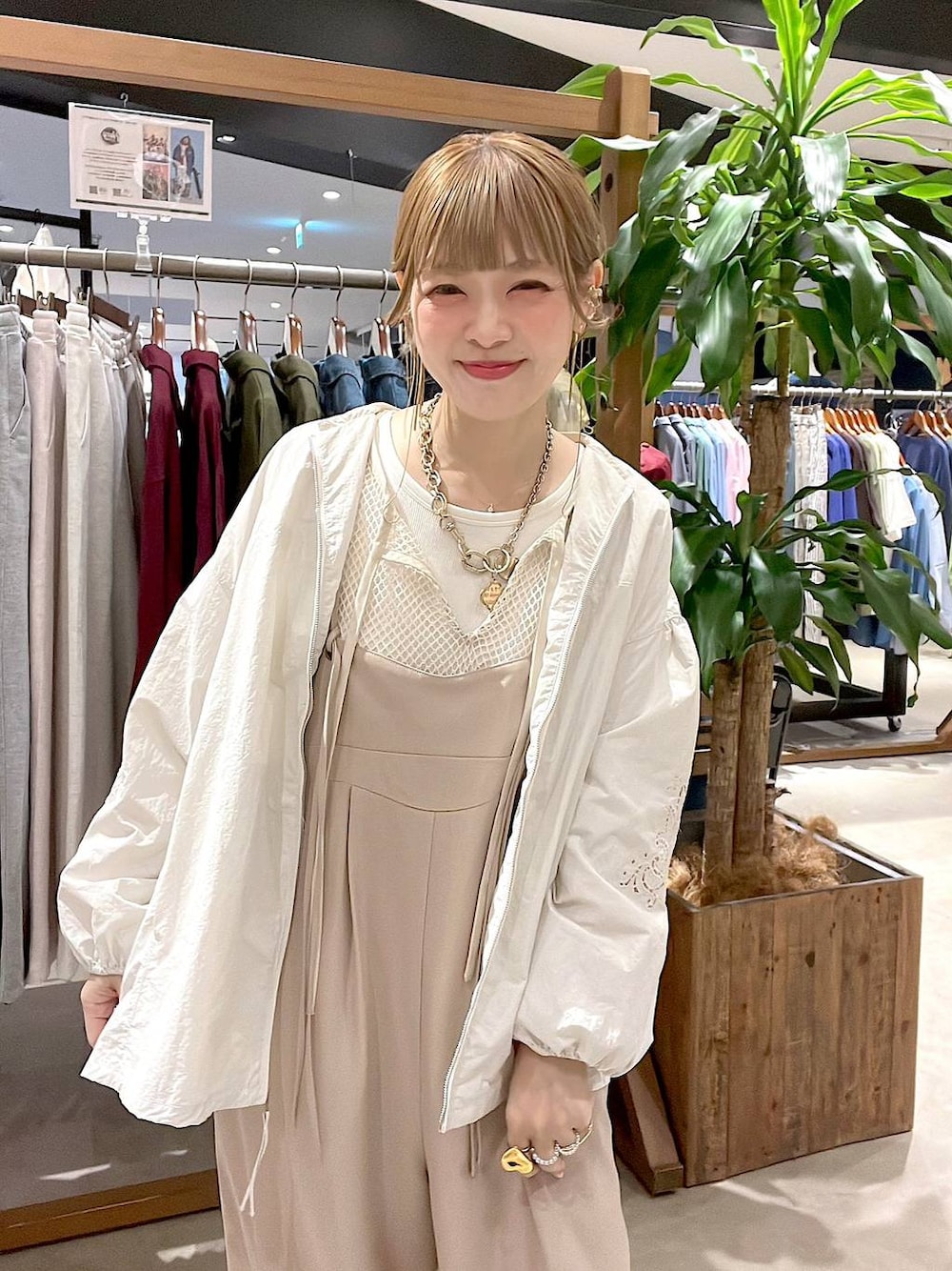 ベージュ系のブルゾン、ブラウン系のスニーカー、ホワイト系のTシャツ/カットソーを着用したレディースの春コーディネートの1枚目の写真