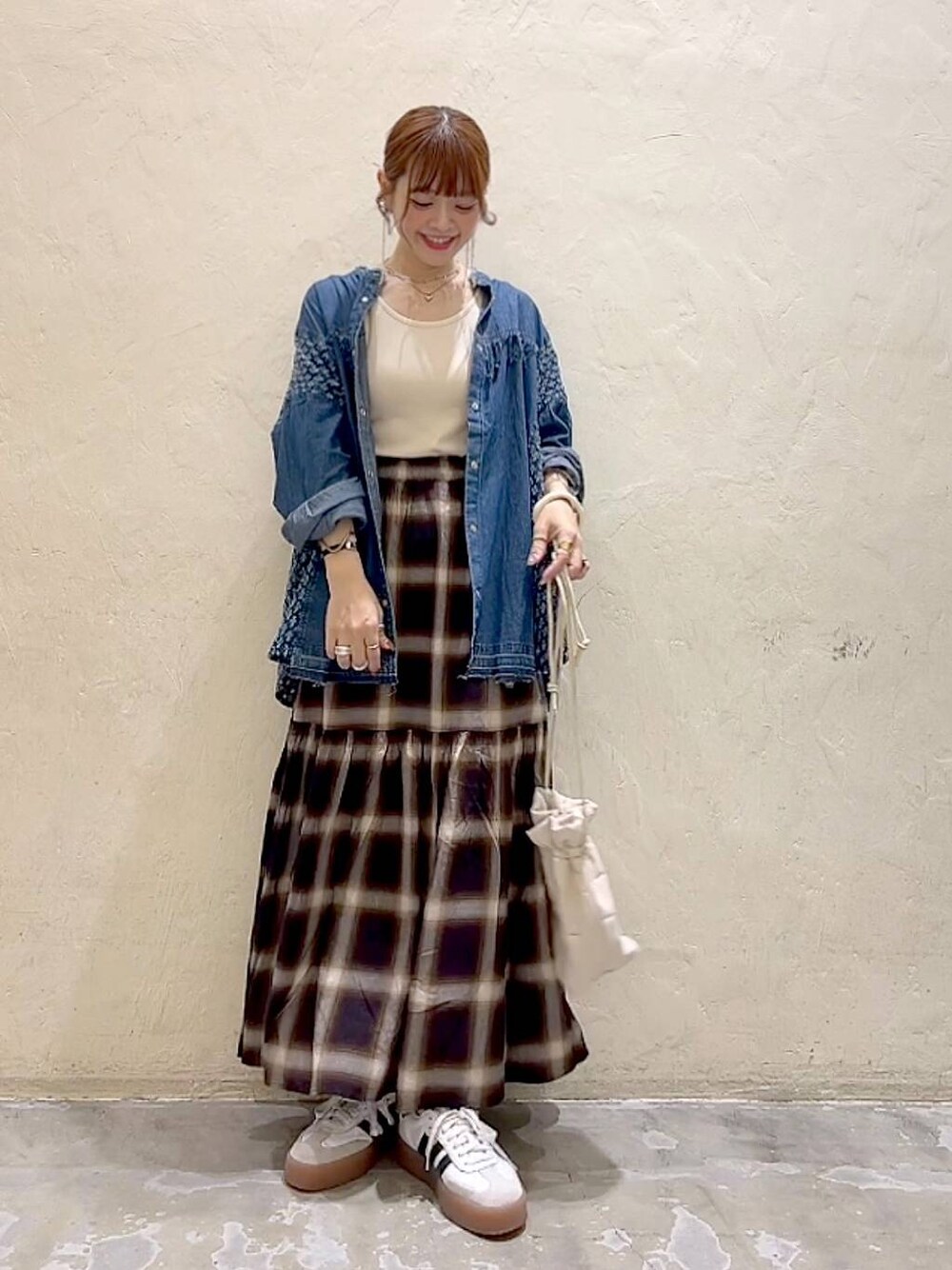 「デニムジャケット、スカート、シンプルコーデ、着痩せ・細見え、体型カバー、ナチュラル、ママコーデ、秋コーデ、冬コーデ、カジュアル、niko and ...、淡色コーデ、Over40スタッフ、大人カジュアル、シャツ」｜みきてぃ24さん（骨格ウェーブ・レディース・158cm）の秋コーディネートの1枚目の写真